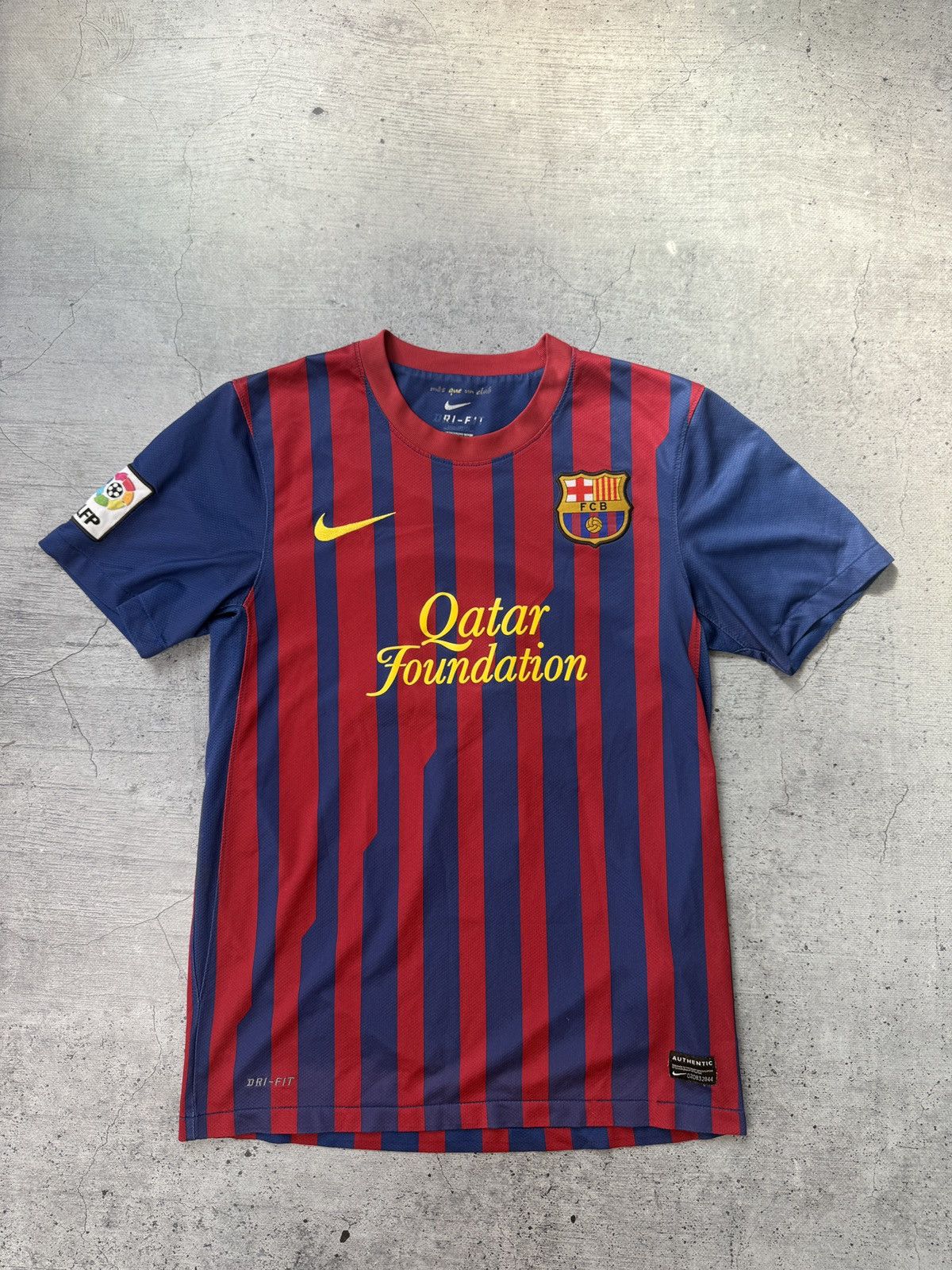 Nike Nike FC Barcelona DANI ALVES 2 jersey t-shirt 2010-2011 year Size US S / EU 44-46 / 1 - 3 Thumbnail