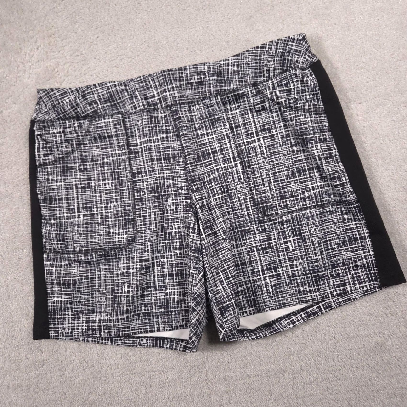 Lands' End Lands' End Cargo Shorts Womens Plus Size Black Geometric Print Swim 1X Size 40" / US 18 - 3 Thumbnail