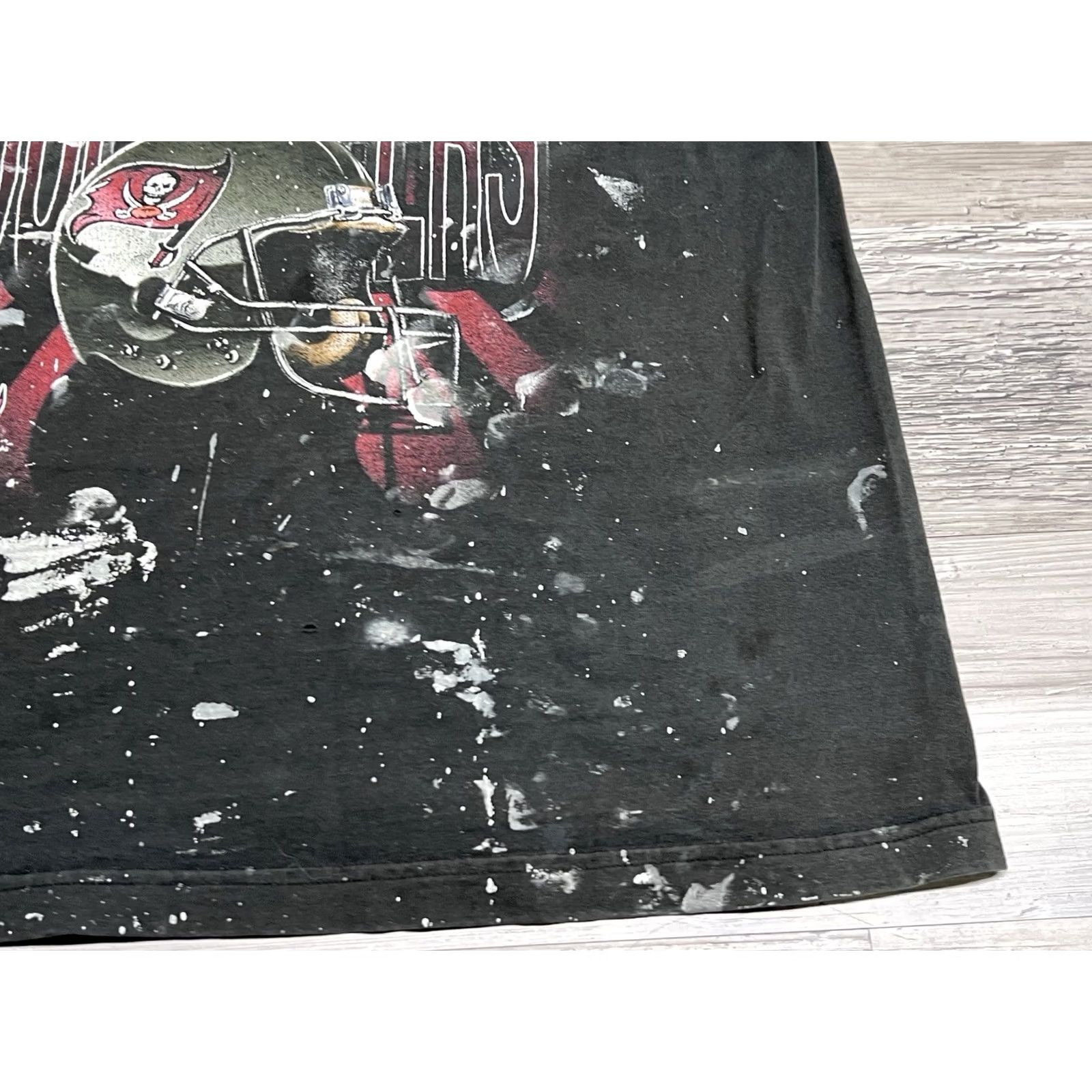 NFL Vintage True Fan Tampa Bay Buccaneers AOP Helmet Tee Shirt M Black 100% Cotton Graphic Print NFL Mens Size US M / EU 48-50 / 2 - 5 Thumbnail