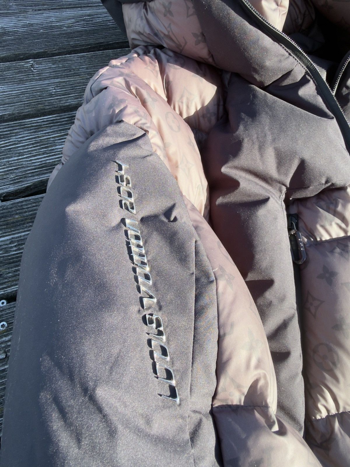 Louis Vuitton Louis Vuitton x Virgil Abloh - 2054 Heat reactive Puffer Size US M / EU 48-50 / 2 - 6 Thumbnail