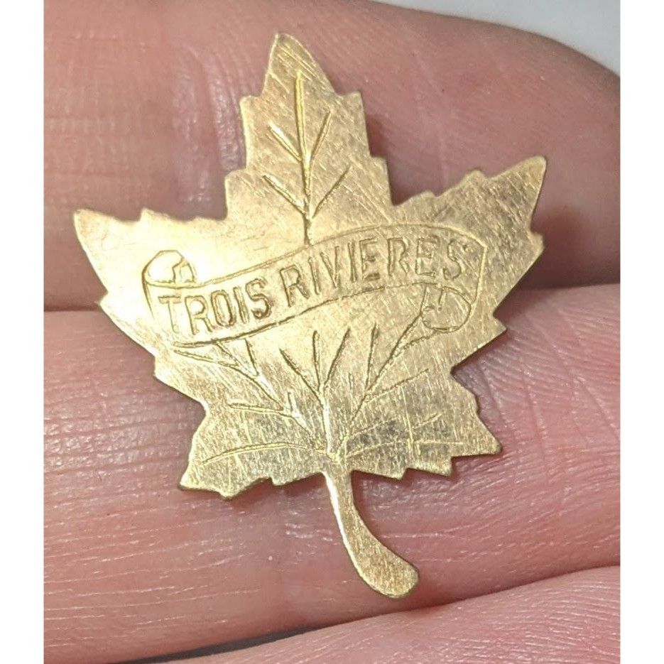 Other Vintage Canadian Trois Revieres Maple Leaf Gold Tone Engrave Size ONE SIZE - 4 Thumbnail