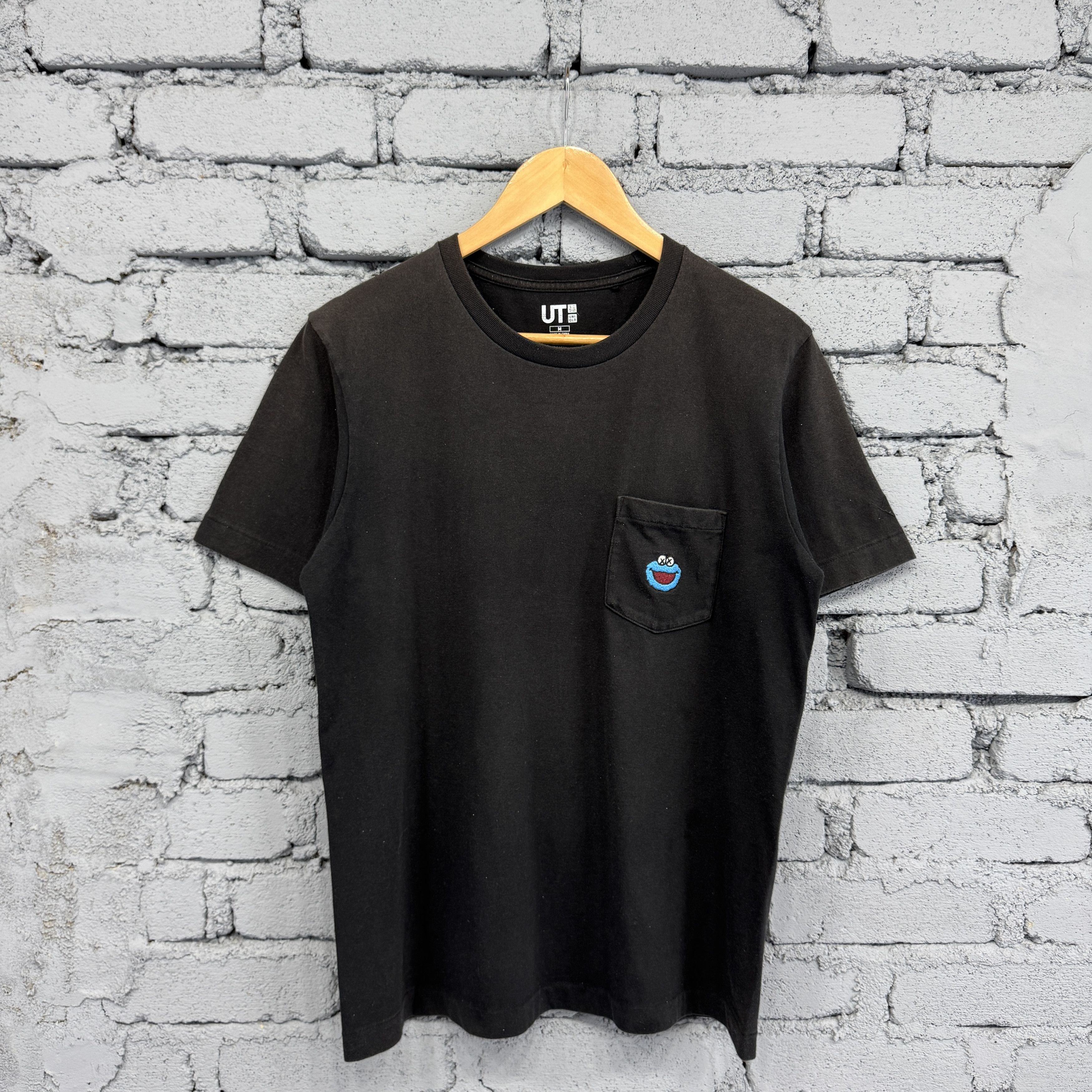 Uniqlo KAWS x Uniqlo x Sesame Street Cookie Monster Sunfaded Tee Size US M / EU 48-50 / 2 - 1 Thumbnail