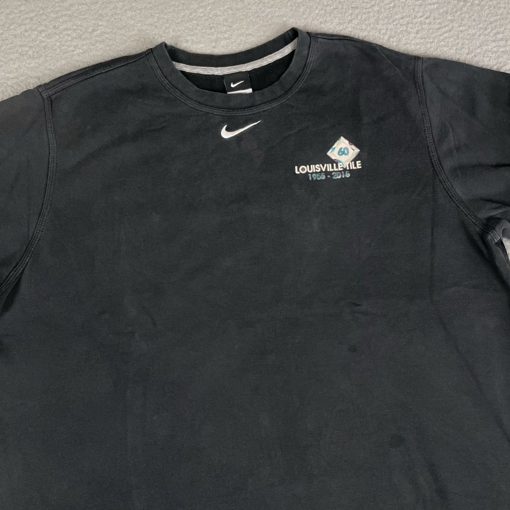 Nike VINTAGE Nike Sweatshirt Mens 2XL Black Center Logo Swoosh Louisville Tile Pullover Logo Sweatshirt Mens XL XXL Size US XXL / EU 58 / 5 - 2 Thumbnail