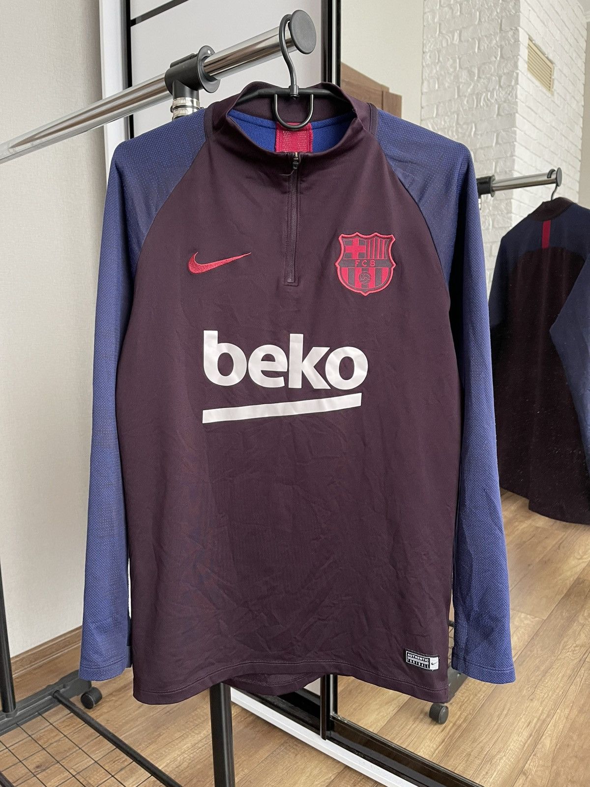 Other 2019/2020 Nike Barcelona Soccer Drill Top Jersey Sweatshirt Size US S / EU 44-46 / 1 - 3 Thumbnail