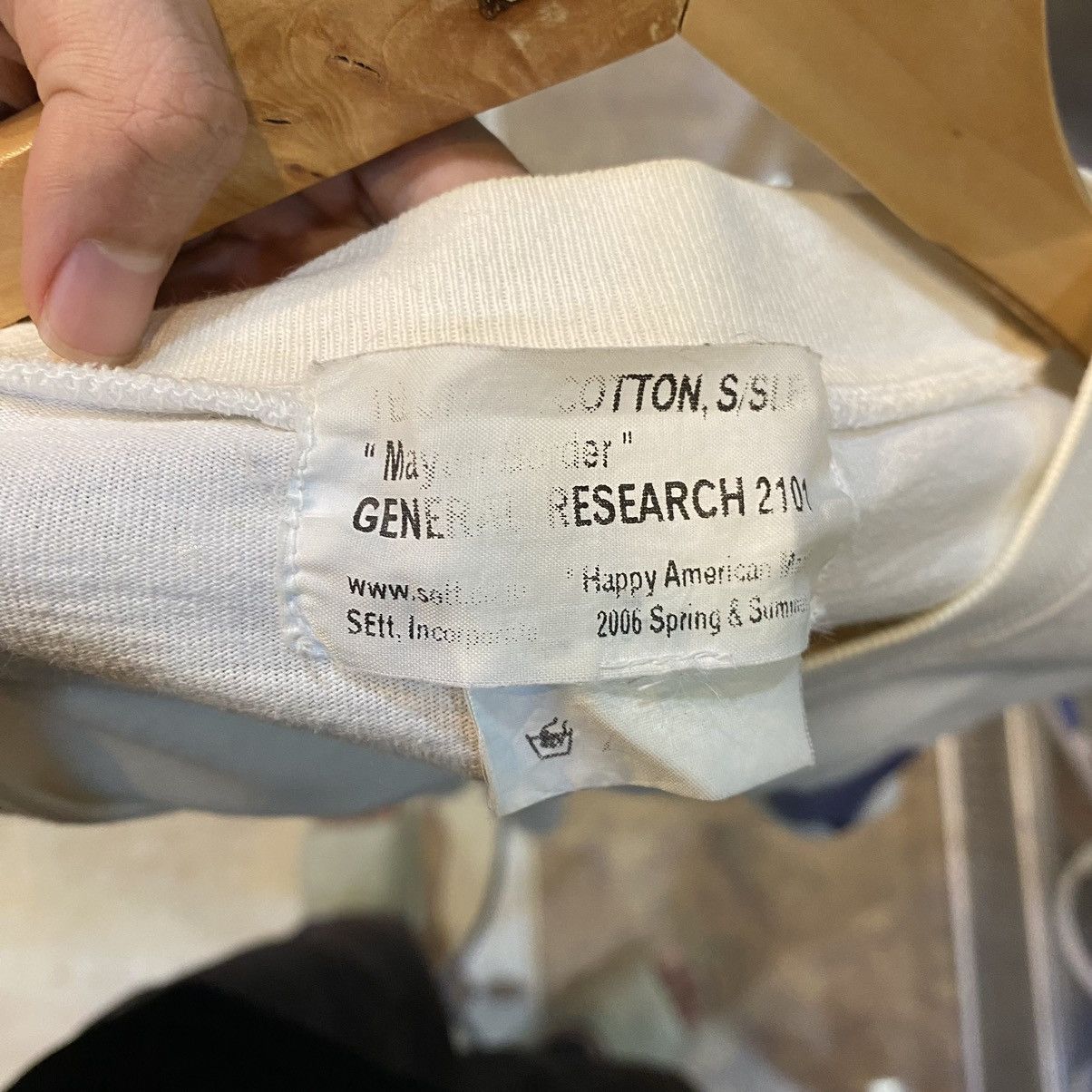 General Research × Mountain Research 2006 General Research “no guns no bomb armed with knowledge” Size US L / EU 52-54 / 3 - 14 Thumbnail