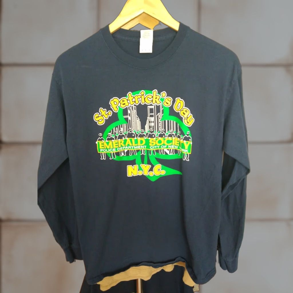 Gildan VINTAGE Official St Patrick's Day NYC Emerald Society Police Dept Long tee M Gildan Blue T-Shirt Men Regular Size Size US M / EU 48-50 / 2 - 1 Thumbnail