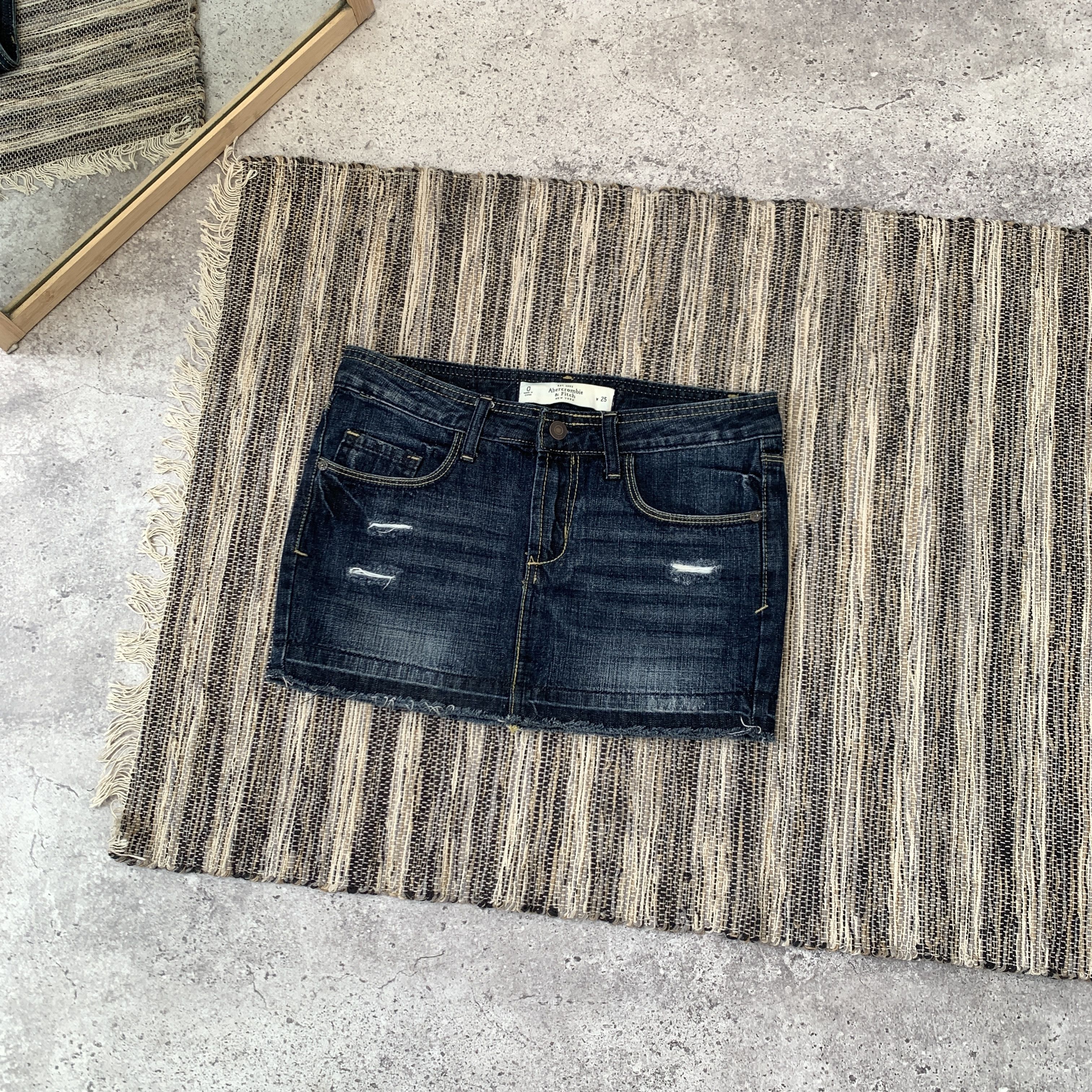 Abercrombie & Fitch Vintage Y2K Faded Women's Blue Denim Low Rise Mini Skirt Size 25" / US 0 / IT 36 - 1 Thumbnail