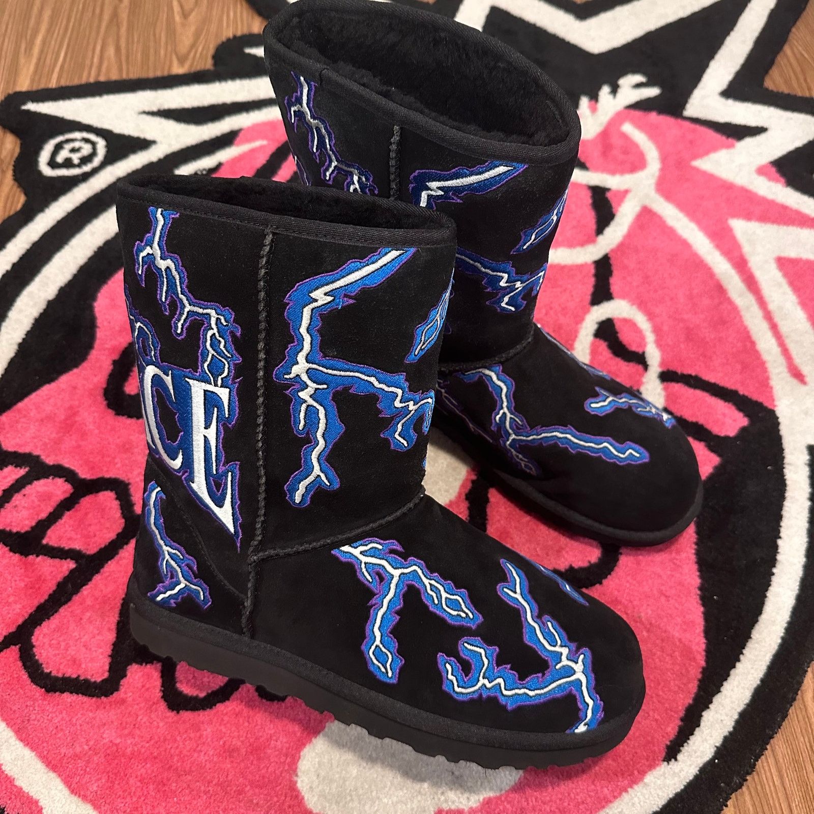 Palace UGG Classic Short Boot x Palace Lightning - Black - Size 10 Size US 10 / EU 43 - 1 Thumbnail