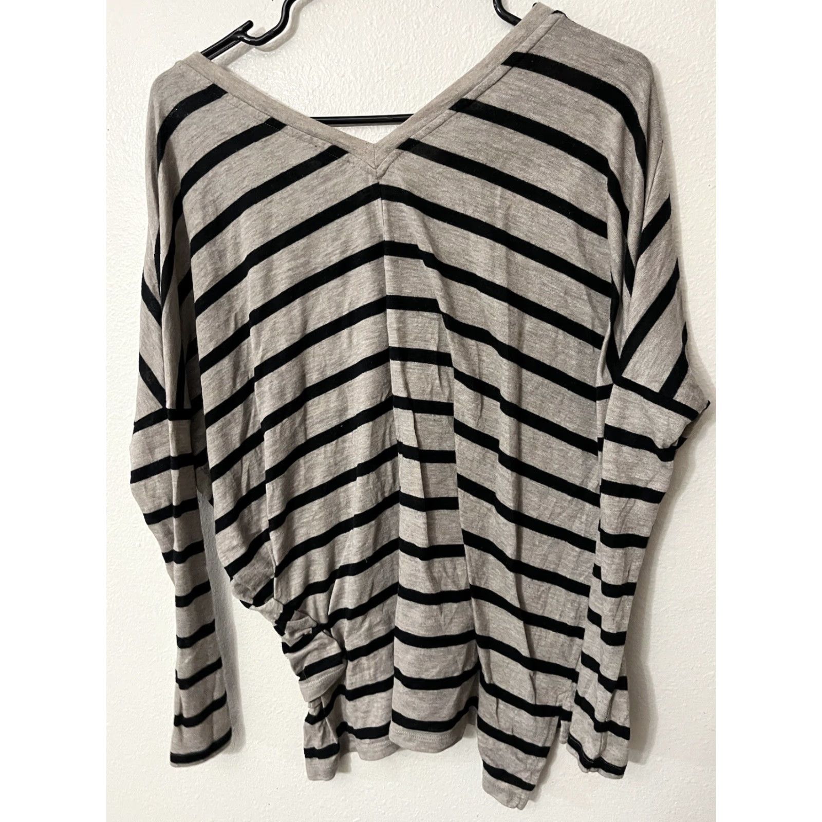 Express EXPRESS Shirt Women XS Gray Striped Long Sleeve V-Neck Size XS / US 0-2 / IT 36-38 - 2 Thumbnail