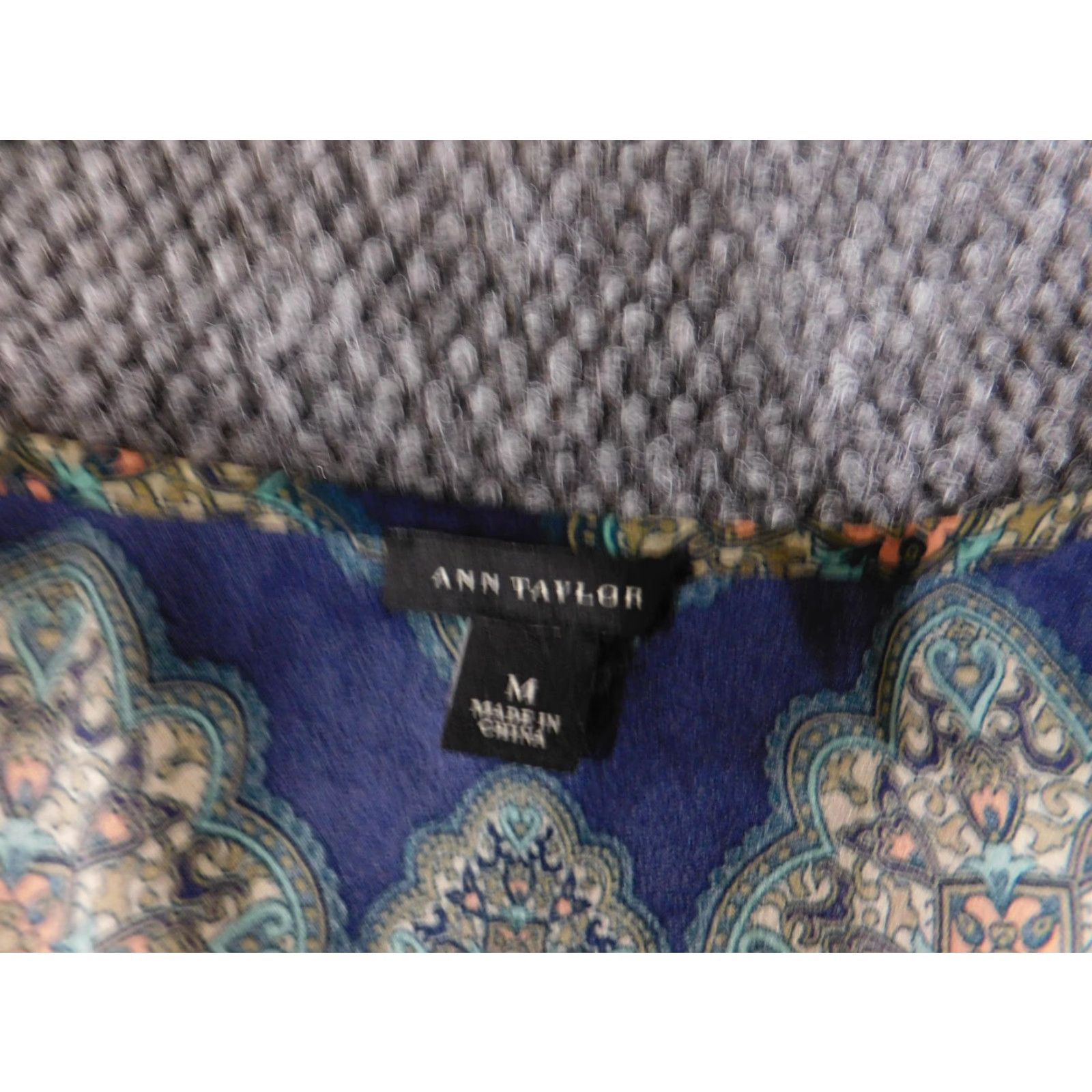 Ann Taylor Ann Taylor Blouse Womens Medium Navy Blue Medallion Print Long Sleeve V Neck Size M / US 6-8 / IT 42-44 - 5 Thumbnail
