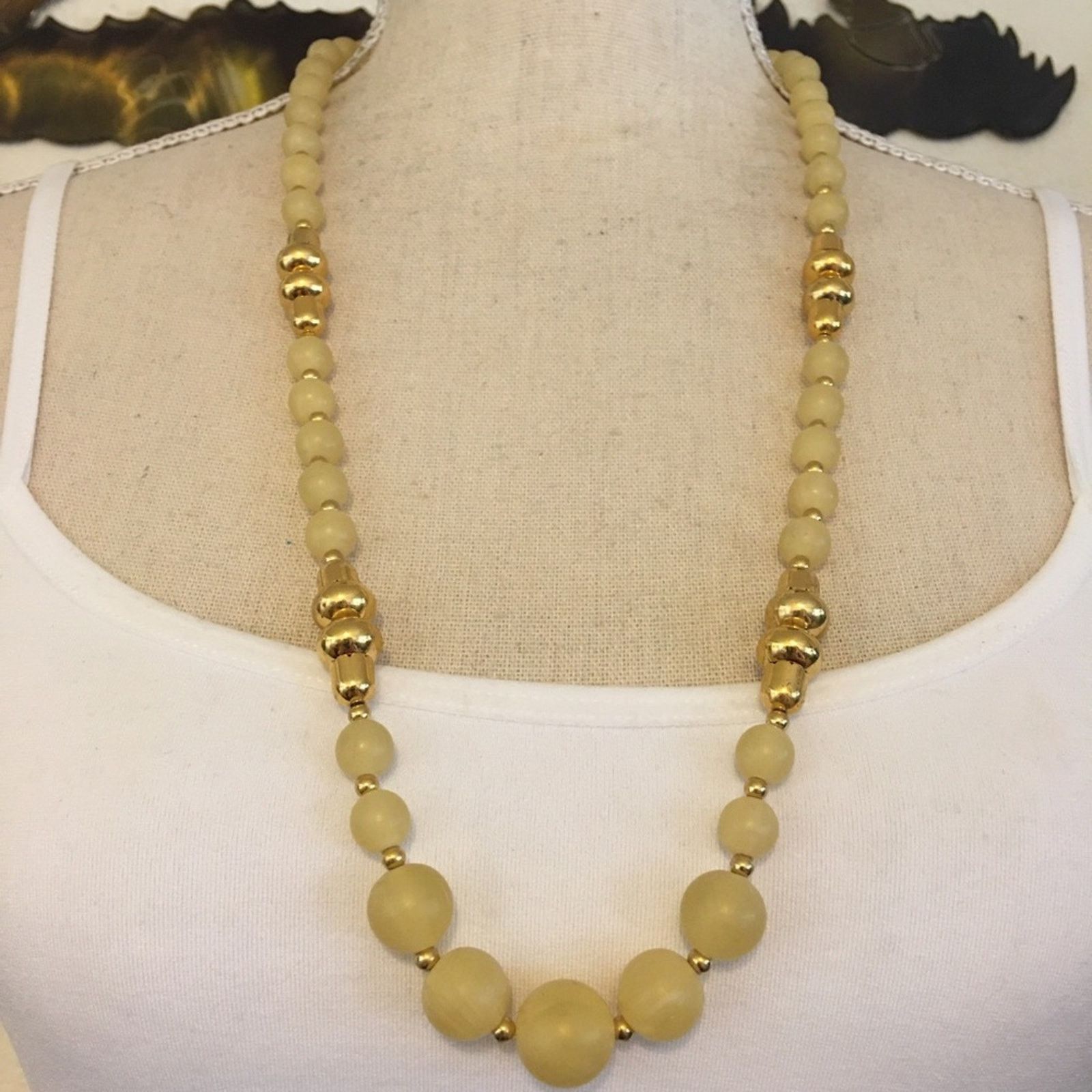 Vintage Vintage golden lucite bead long necklace Size ONE SIZE - 1 Thumbnail