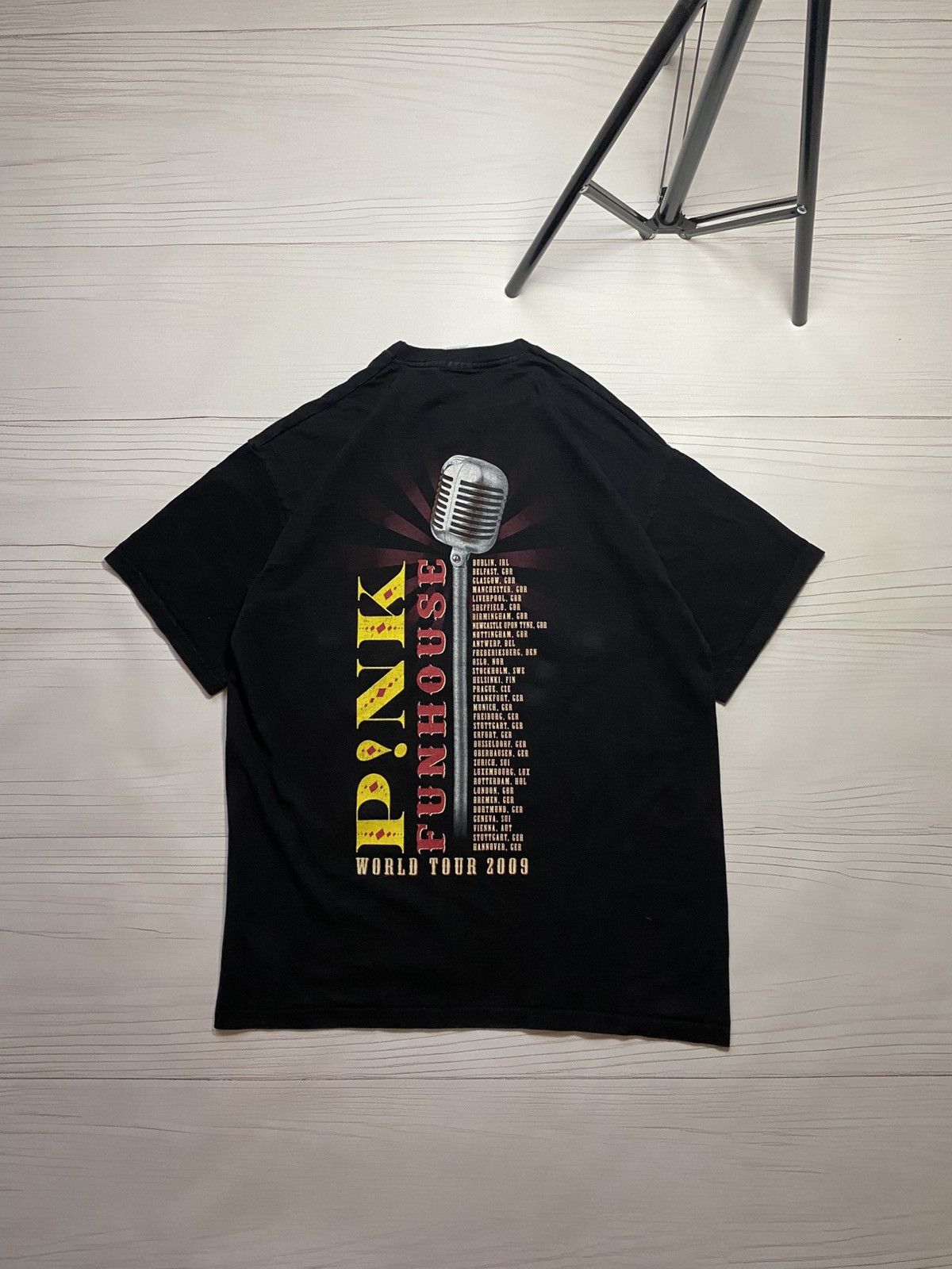 Vintage Vintage Pink Funhouse Tour 2009 Big Logo y2k t shirt Size US L / EU 52-54 / 3 - 2 Thumbnail