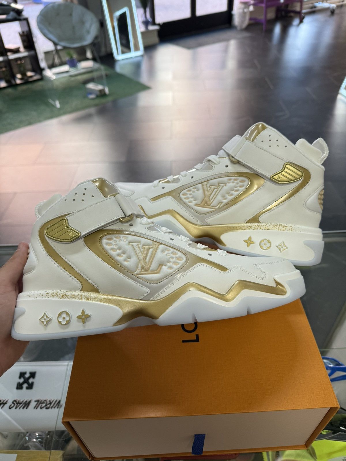 Louis Vuitton Louis Vuitton Trainer 2 White Gold Size US 9 / EU 42 - 1 Thumbnail