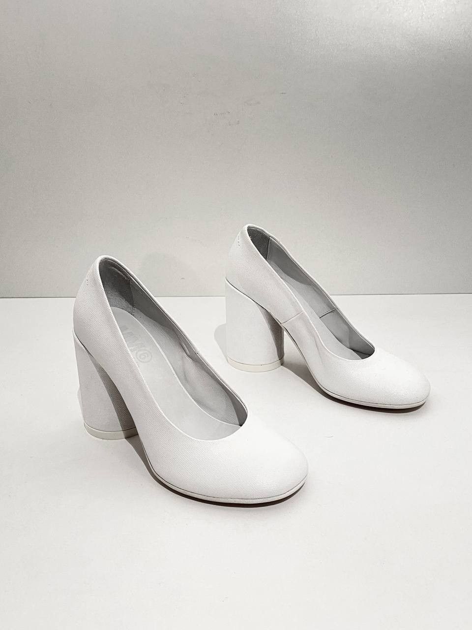 【送料&関税込】MM6 Maison Margiela White Leather Pumps Maison Margiela Maison Margiela x MM6 Tabi Cylinder Pumps