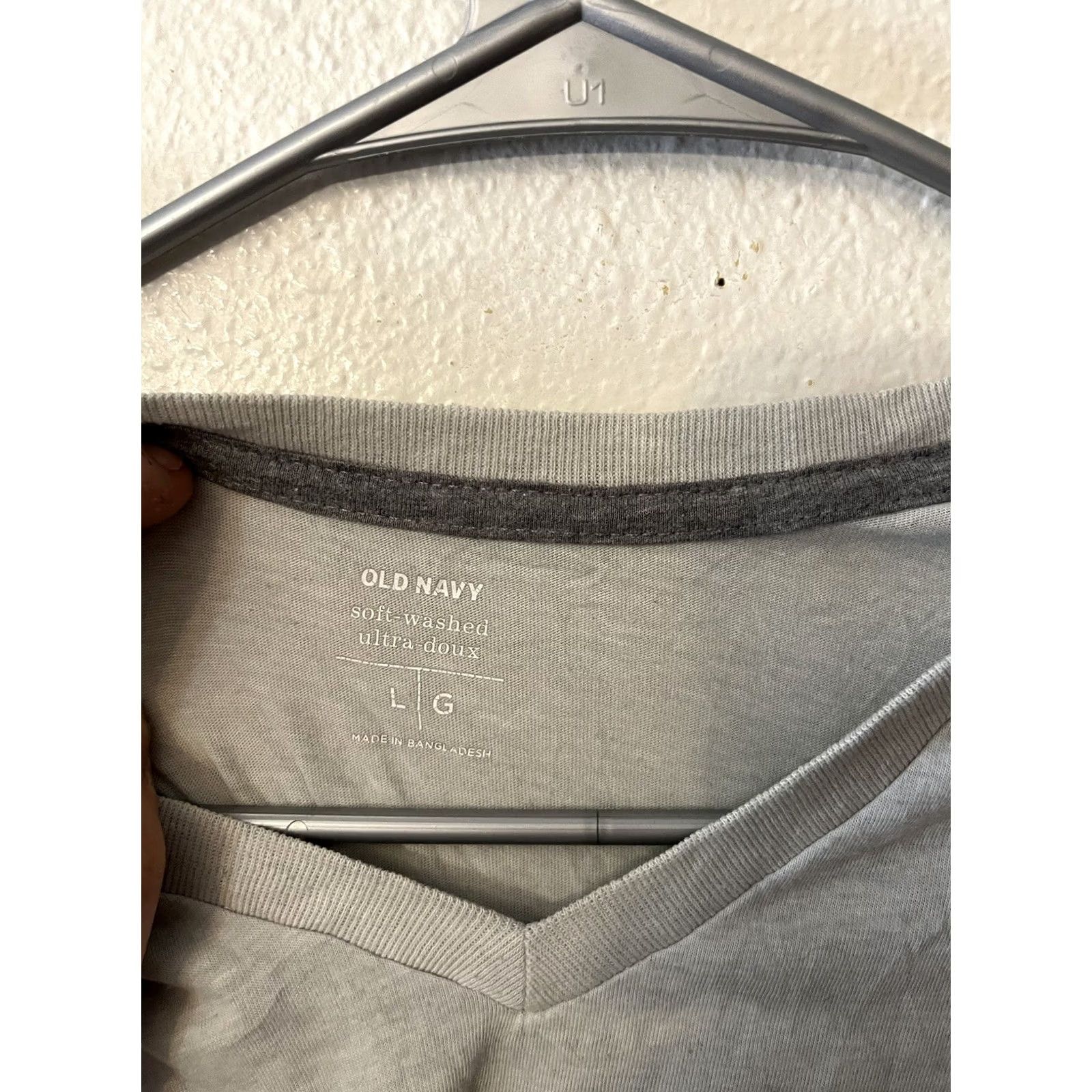 Old Navy Old Navy Gray Knit Shirt Mens L V-Neck Short Sleeve T-Shirt Regular Fit Classic Outdoor All Seasons Size US L / EU 52-54 / 3 - 2 Thumbnail
