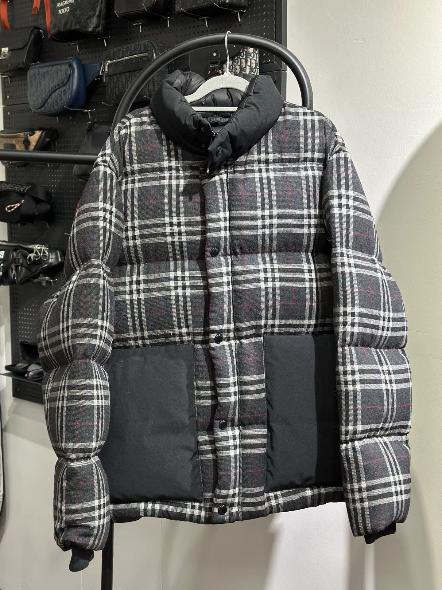 Burberry Burberry Down Plaid Gray Heavy Coat L Men Size US L / EU 52-54 / 3 - 1 Thumbnail