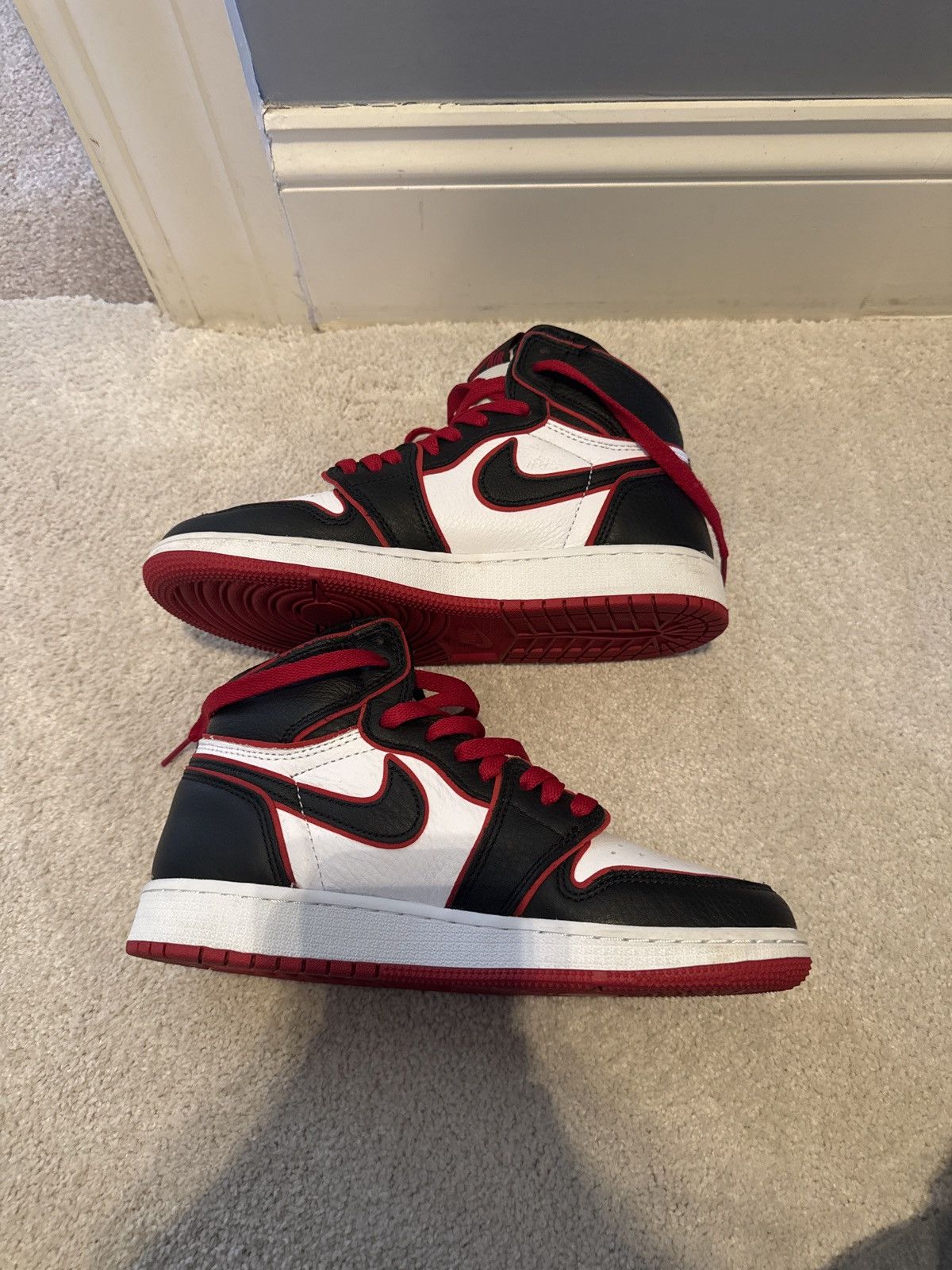 Nike Jordan 1 Retro High Bloodline Size US 5 / EU 37 - 2 Thumbnail