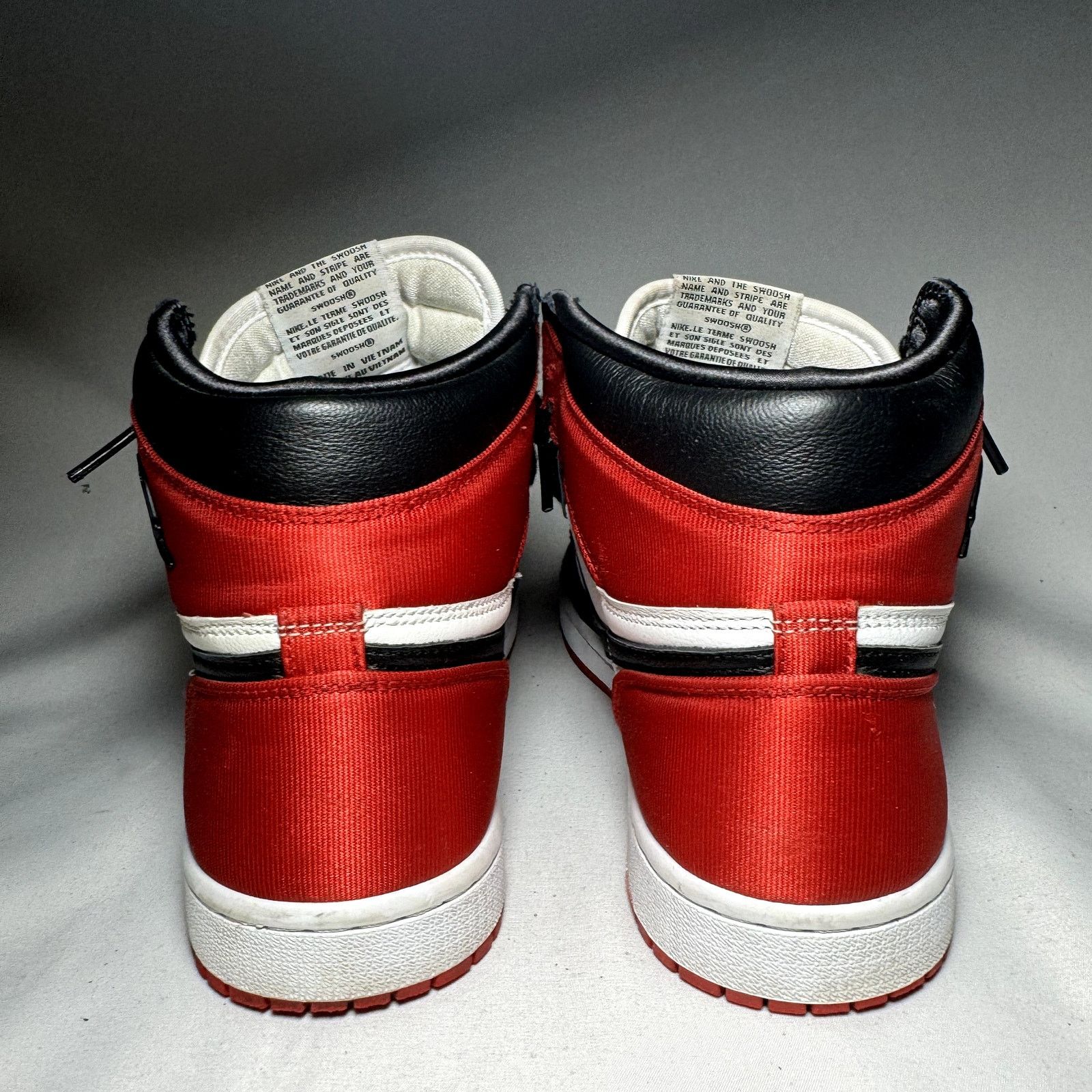 Jordan Brand × Nike Size 9 - Wmns Nike Air Jordan 1 Retro High Satin BlackToe Size US 9 / IT 39 - 5 Thumbnail
