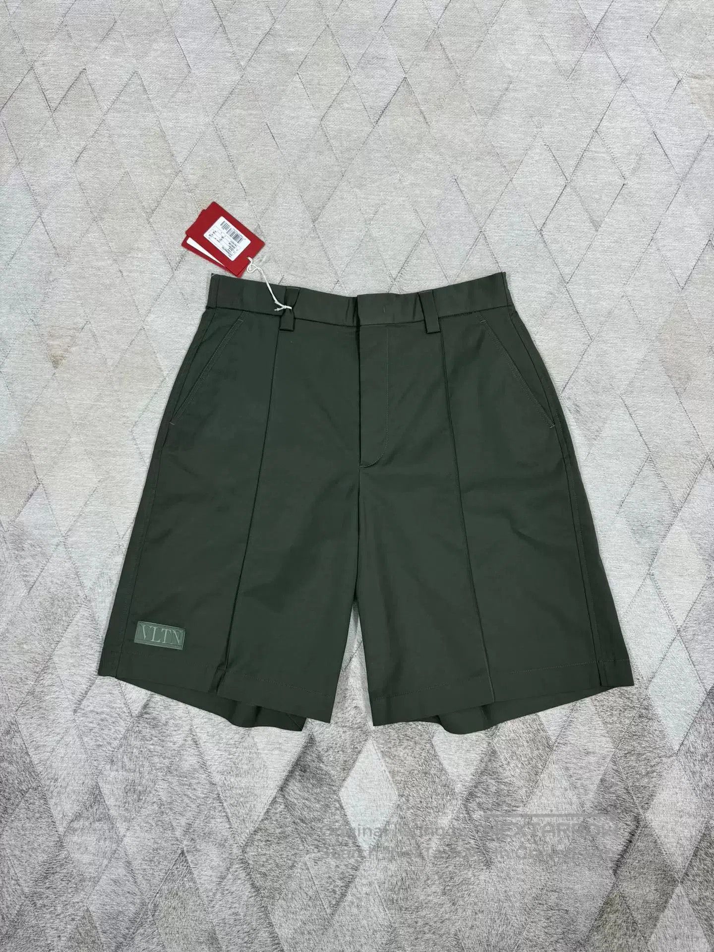 Valentino Valentino Army Green Cargo Shorts. Size US 36 / EU 52 - 1 Thumbnail