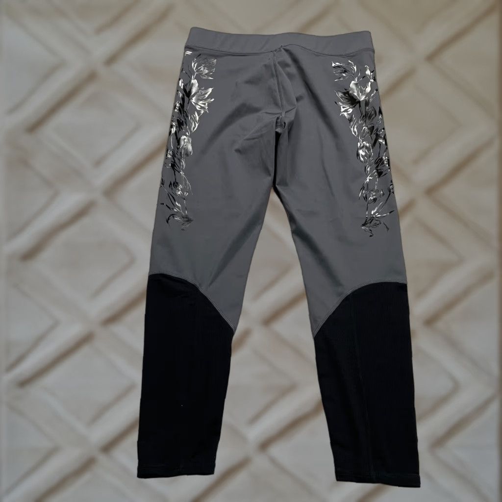 Fabletics Fabletics Leggings Shirt Womens Large Gray Black Flower High Rise Cropped 30x23 Athletic Activewear Size 36" / US 14 / IT 50 - 1 Thumbnail