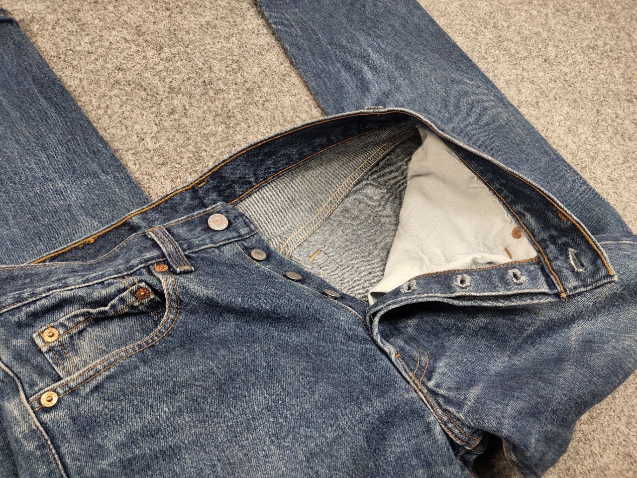 Levi's Vintage 90's levis 501 Distressed Faded Denim Jeans usa Size US 31 - 14 Thumbnail