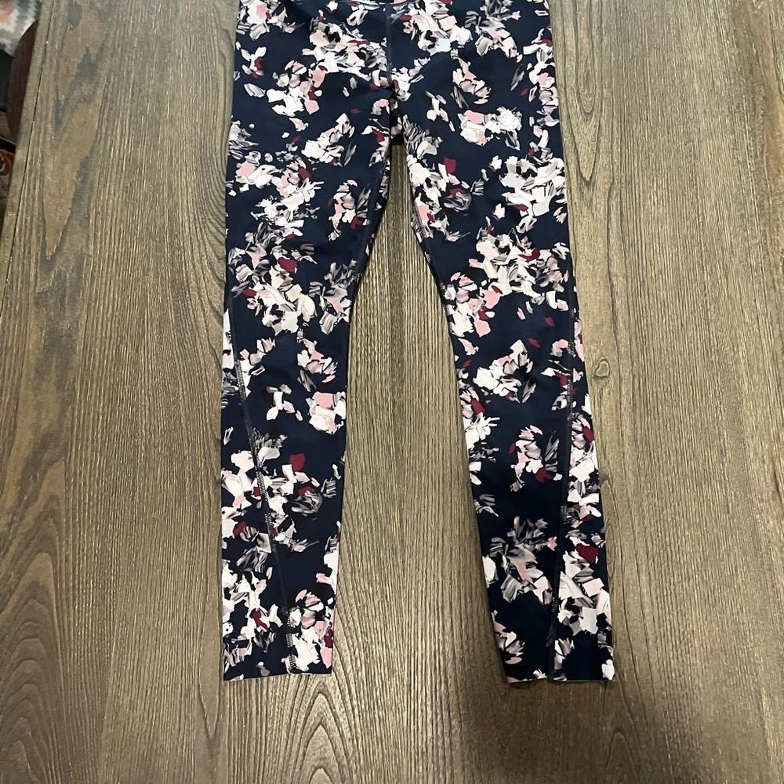 Athleta Athleta Challenge Bloom 7/8 Tight Leggings Navy Pink Floral Size 26" / US 2 / IT 38 - 2 Thumbnail