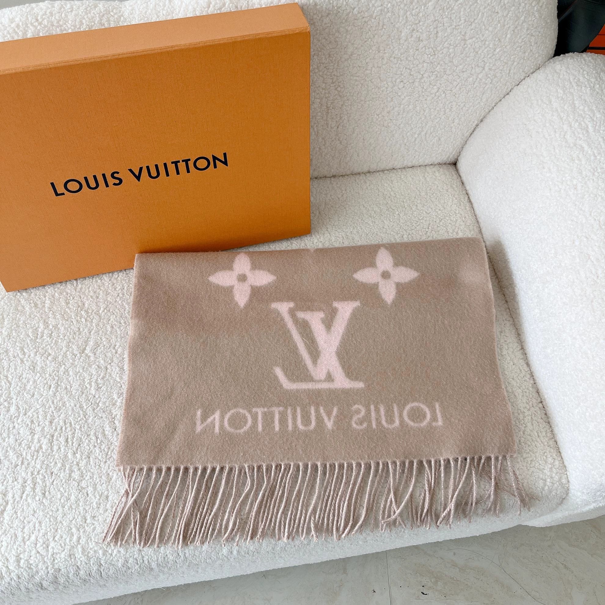 Louis Vuitton LV Monogram Latte Cashmere Double-Faced Scarf Size ONE SIZE - 2 Thumbnail