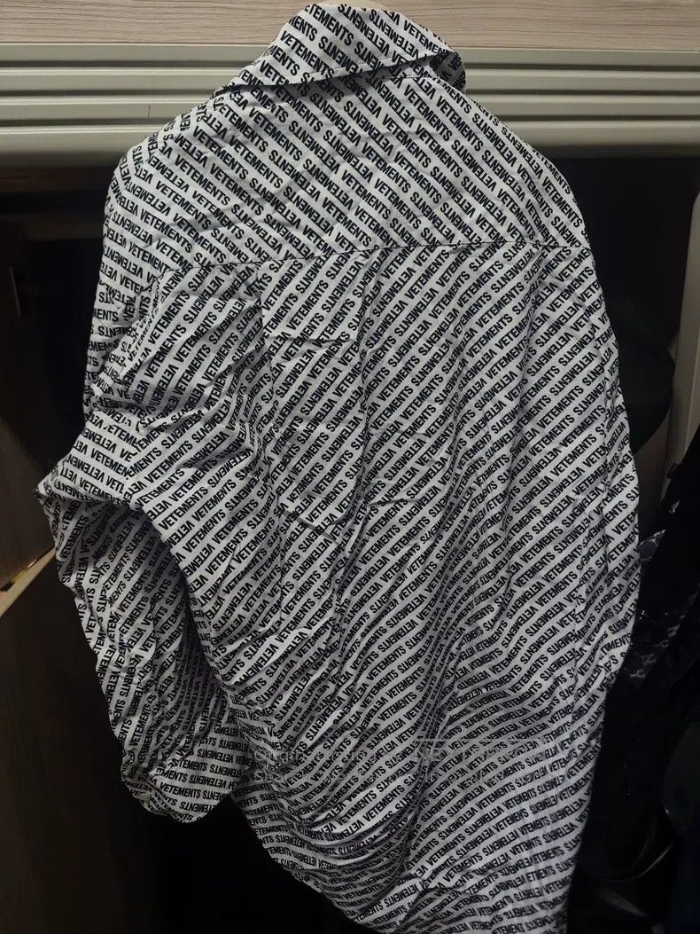 Vetements VETEMENTS Classic Full Print Letter Shirt Size US S / EU 44-46 / 1 - 4 Thumbnail