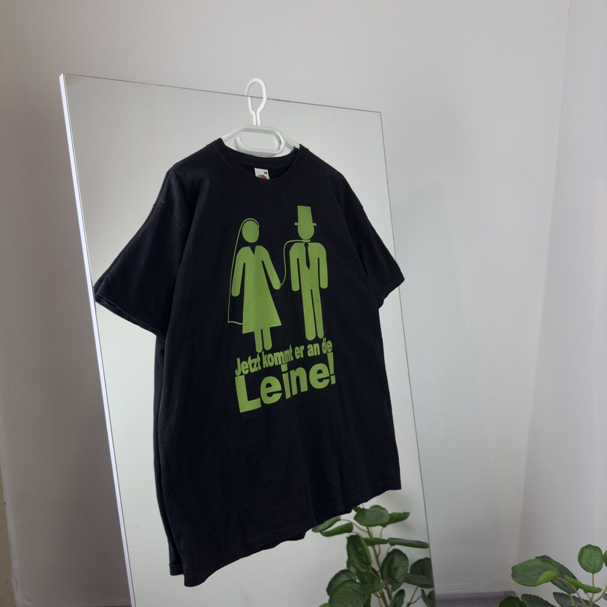 Other Crazy T-shirt Now He’s On A Leash Humor Tee Vintage Size US XL / EU 56 / 4 - 1 Thumbnail