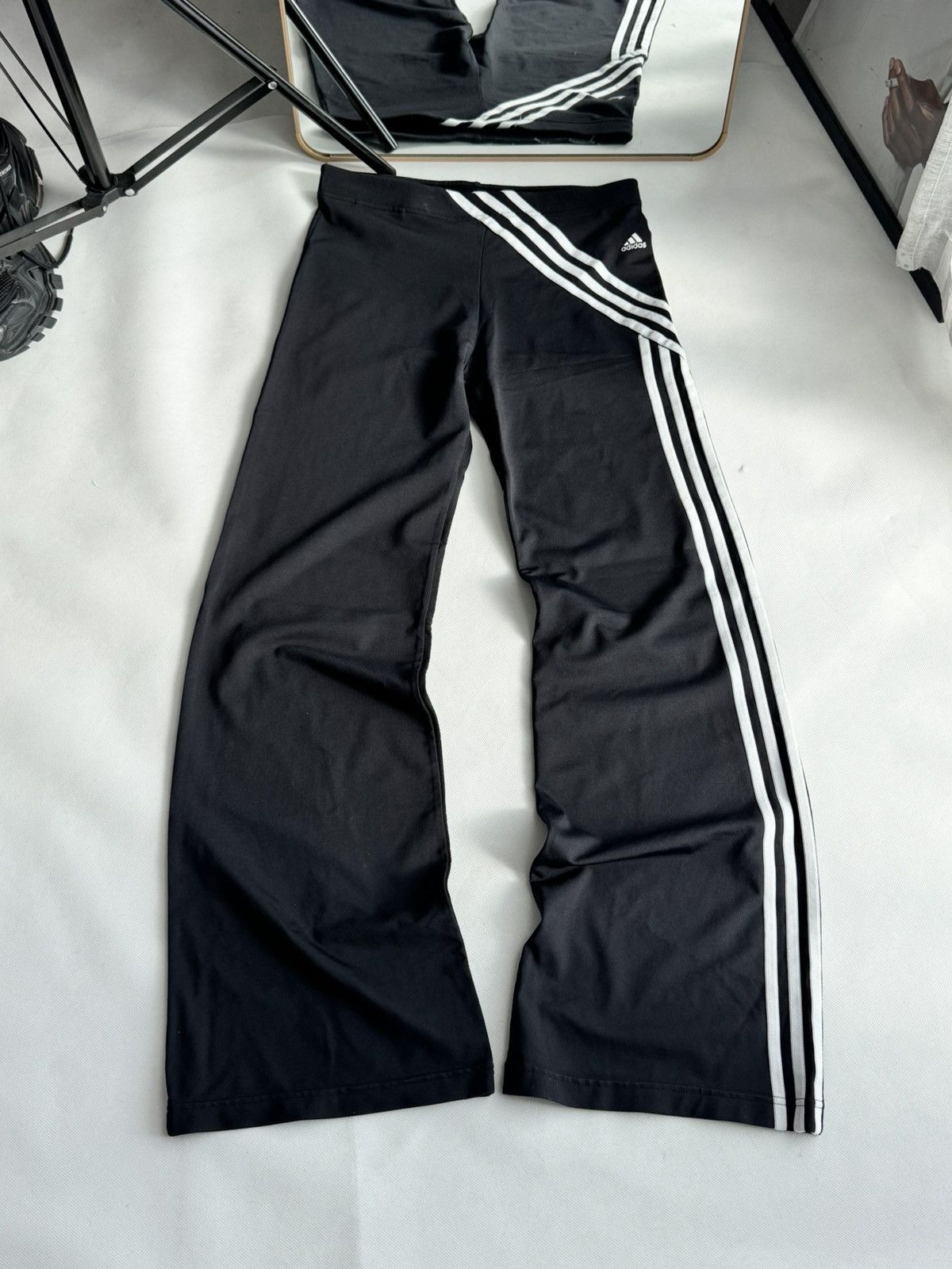 Adidas Very Rare Adidas 3 Stripe Sexy Yoga Low Waisted Flared Size 28" / US 6 / IT 42 - 2 Thumbnail