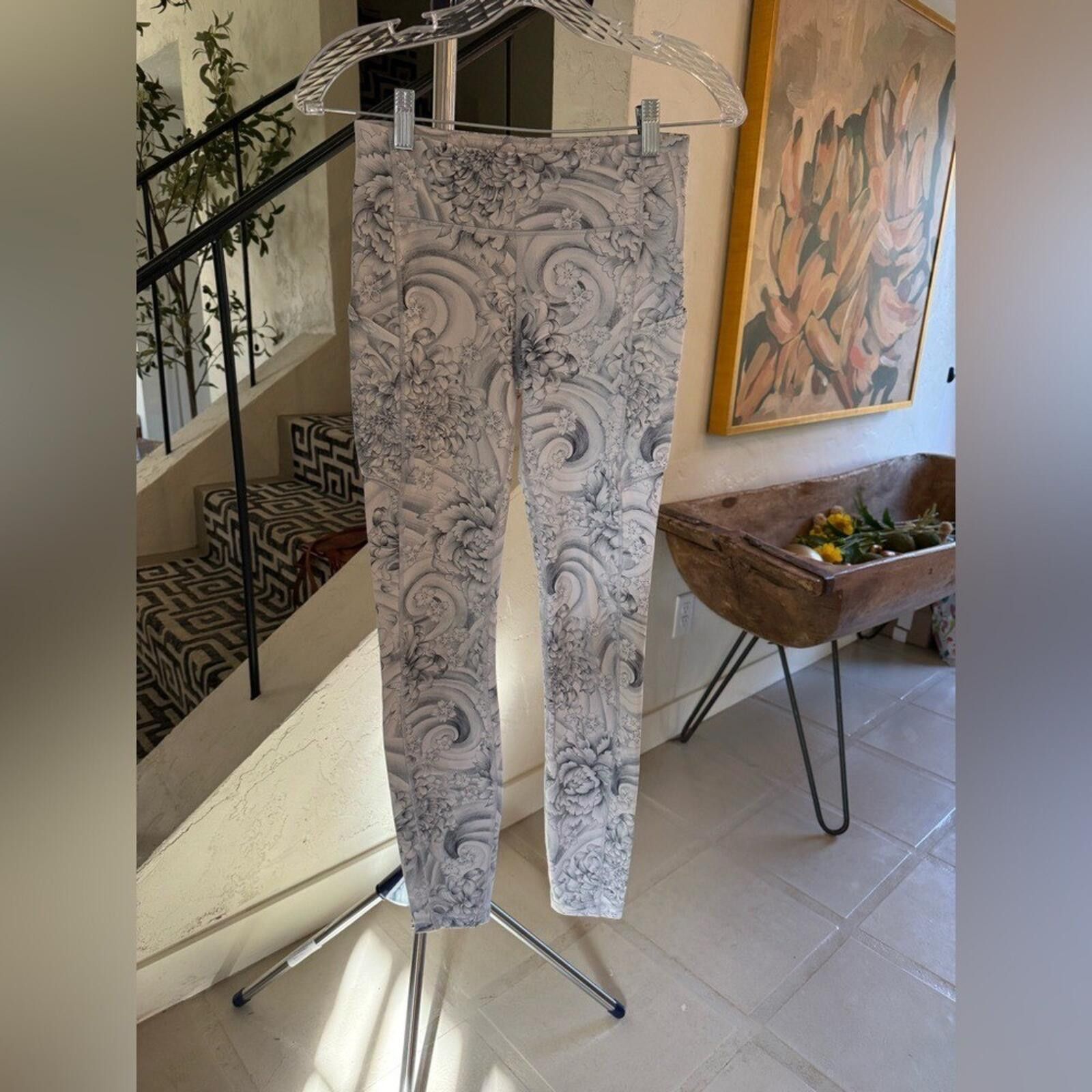 Lululemon Lululemon Wunder Under Low-Rise 25" White Floral Leggings 4 Size 27" / US 4 / IT 40 - 8 Thumbnail