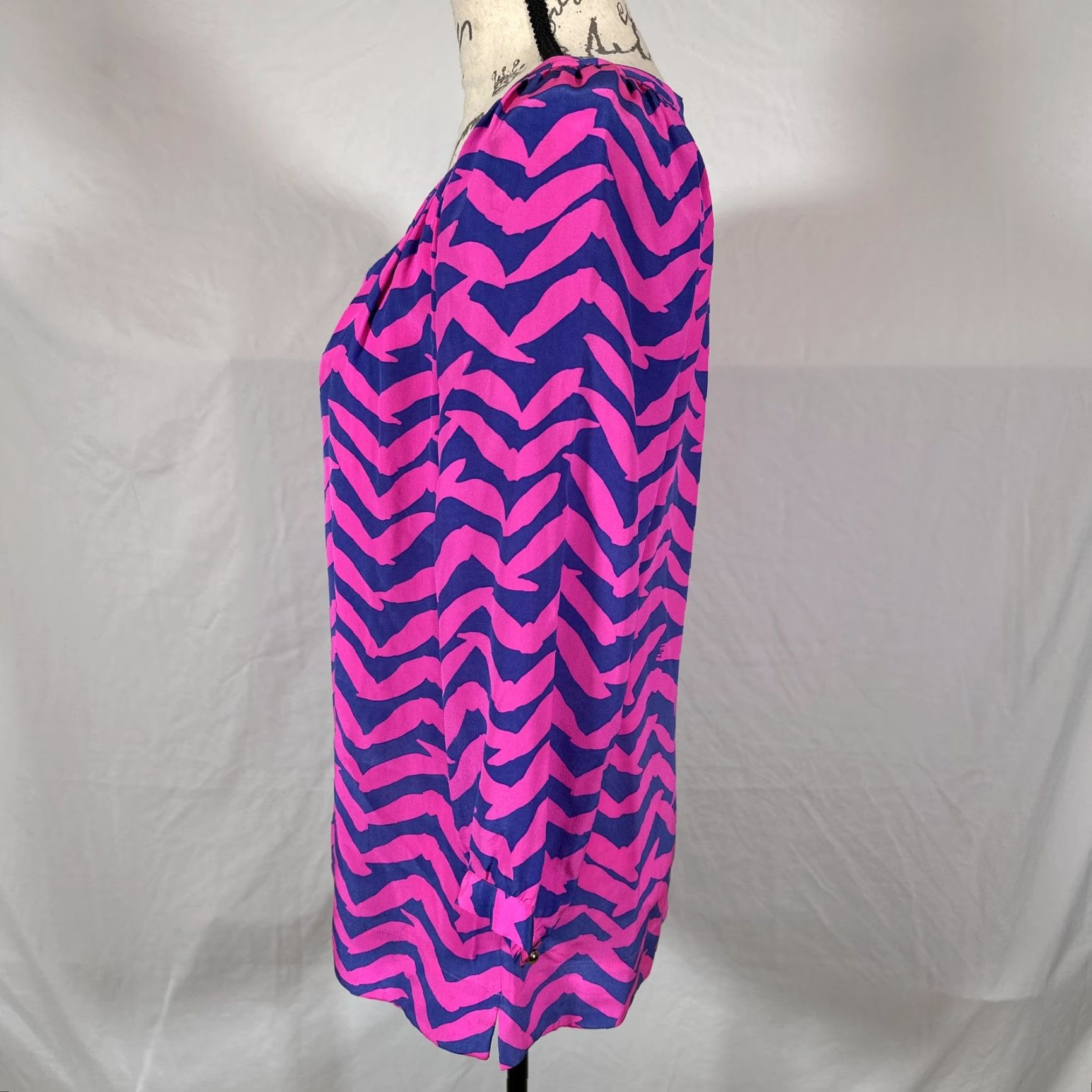 Lilly Pulitzer Lilly Pulitzer Shirt Womens XS Silk V-Neck 3/4 Sleeve Chevron Geometric Tunic Blouse Pink Purple Womens Size XS / US 0-2 / IT 36-38 - 3 Thumbnail