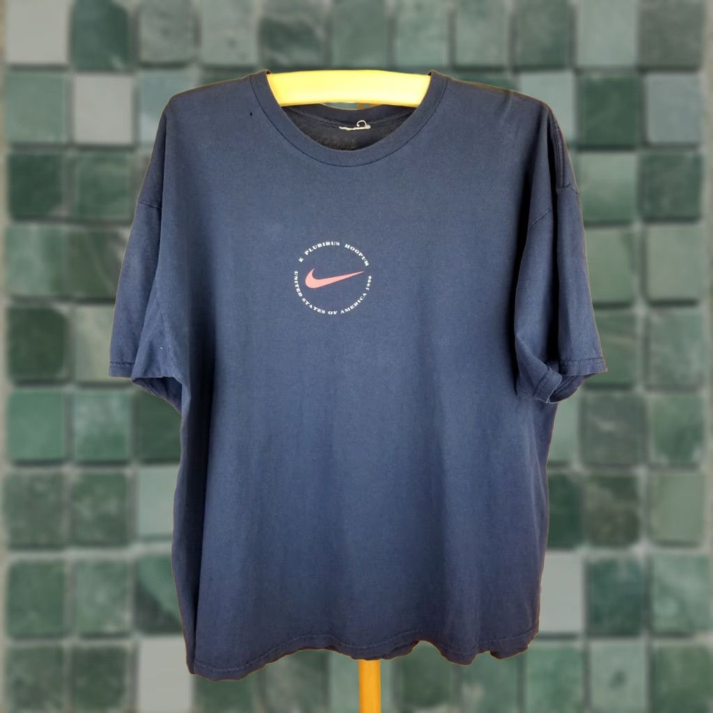 Nike VINTAGE Nike E Pluribus Hoop UM BASKETBALL USA TEAM NAVY T-SHIRT SZ XXL Shirt Men's Navy 1990s 1996 USA Football (adjusted for clarity) Size US XXL / EU 58 / 5 - 1 Thumbnail