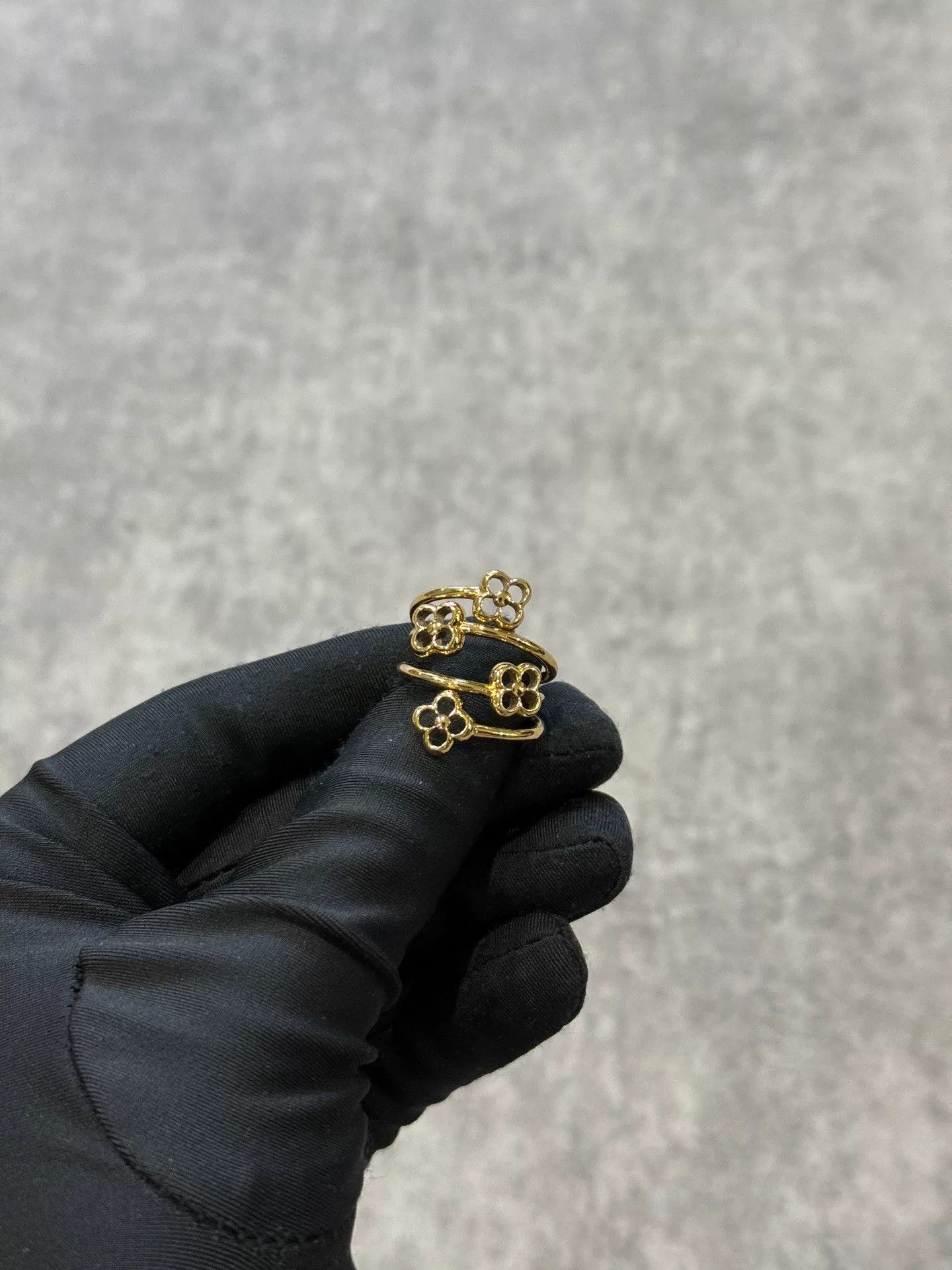 Louis Vuitton gold floral cutout ring Size ONE SIZE - 1 Thumbnail