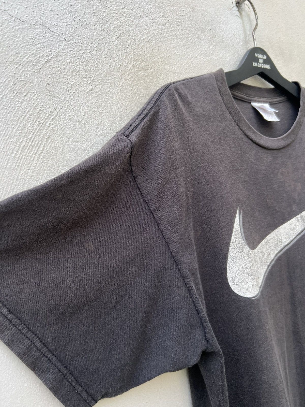 Nike Vintage 90s Nike Distressed Sun Faded Black Swoosh t shirt Size US L / EU 52-54 / 3 - 11 Thumbnail