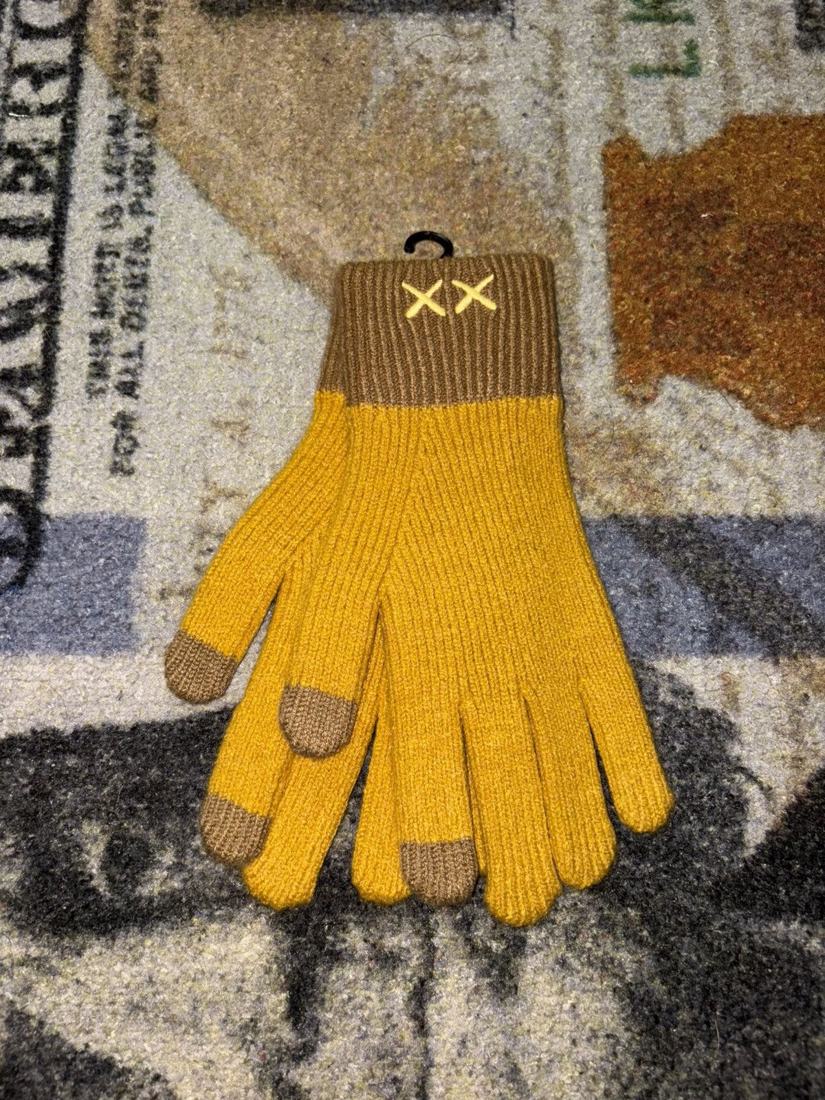 Kaws × Uniqlo Uniqlo x KAWS Heat Tech Knitted Gloves (MEDIUM) Size ONE SIZE - 1 Thumbnail