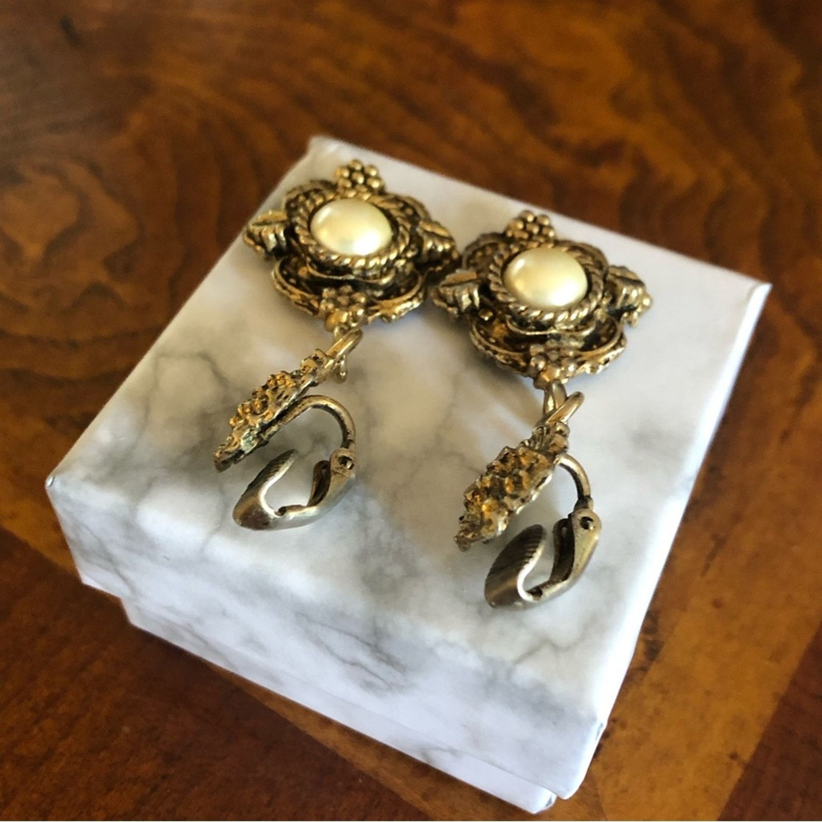 Vintage Vintage antique gold tone cream glass pearl clip on earring Size ONE SIZE - 6 Thumbnail