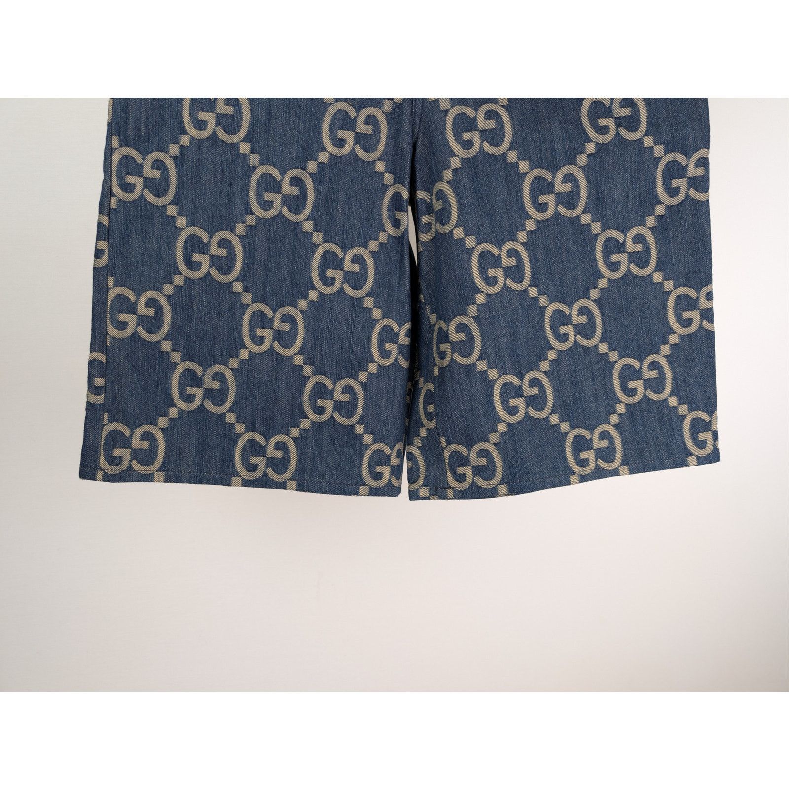 Gucci o1rshd1 Q:2 / GG Logo Pineapple Logo Shorts in Blue Size US 32 / EU 48 - 4 Thumbnail