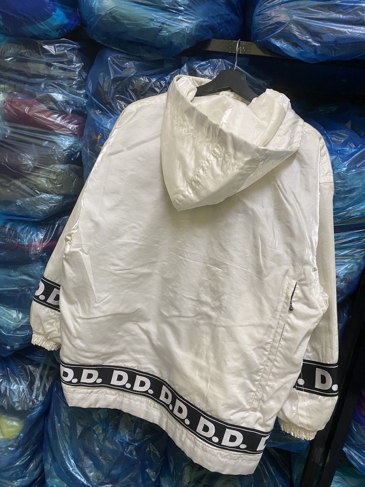 Descente Vintage Descente Decor D.D. Logo Tape Windbreaker White Size US L / EU 52-54 / 3 - 13 Thumbnail
