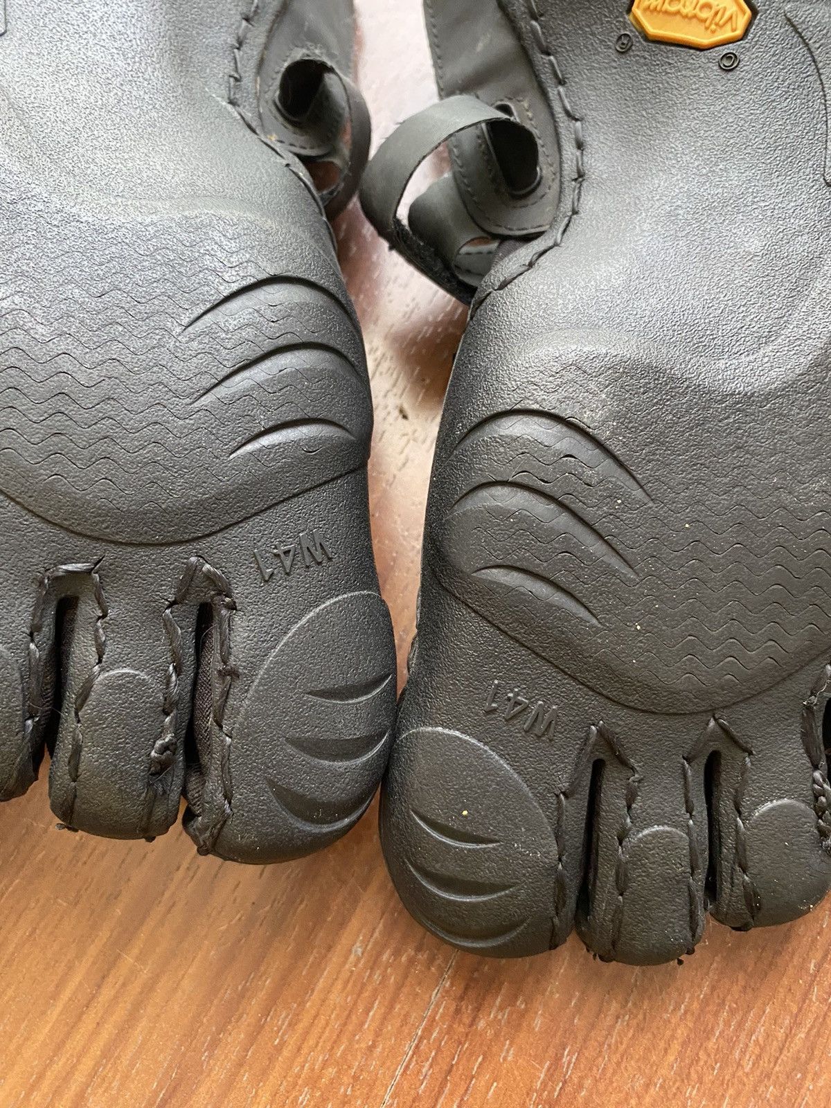 Vibram Vibram Five Fingers black shoes with front straps Size US 8.5 / EU 41-42 - 14 Thumbnail