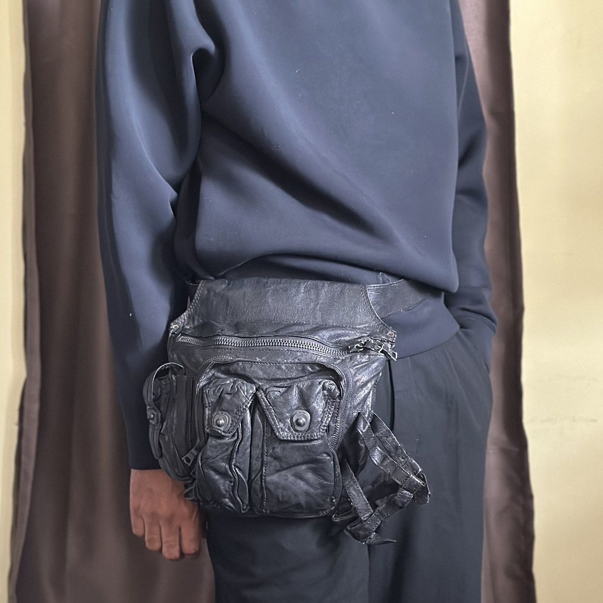バッグ Buffalo bobs leather leg waist bag gun Buffalo Bobs 00's 'DUMP' Gas Mask Belt Bag Sold for 400 For