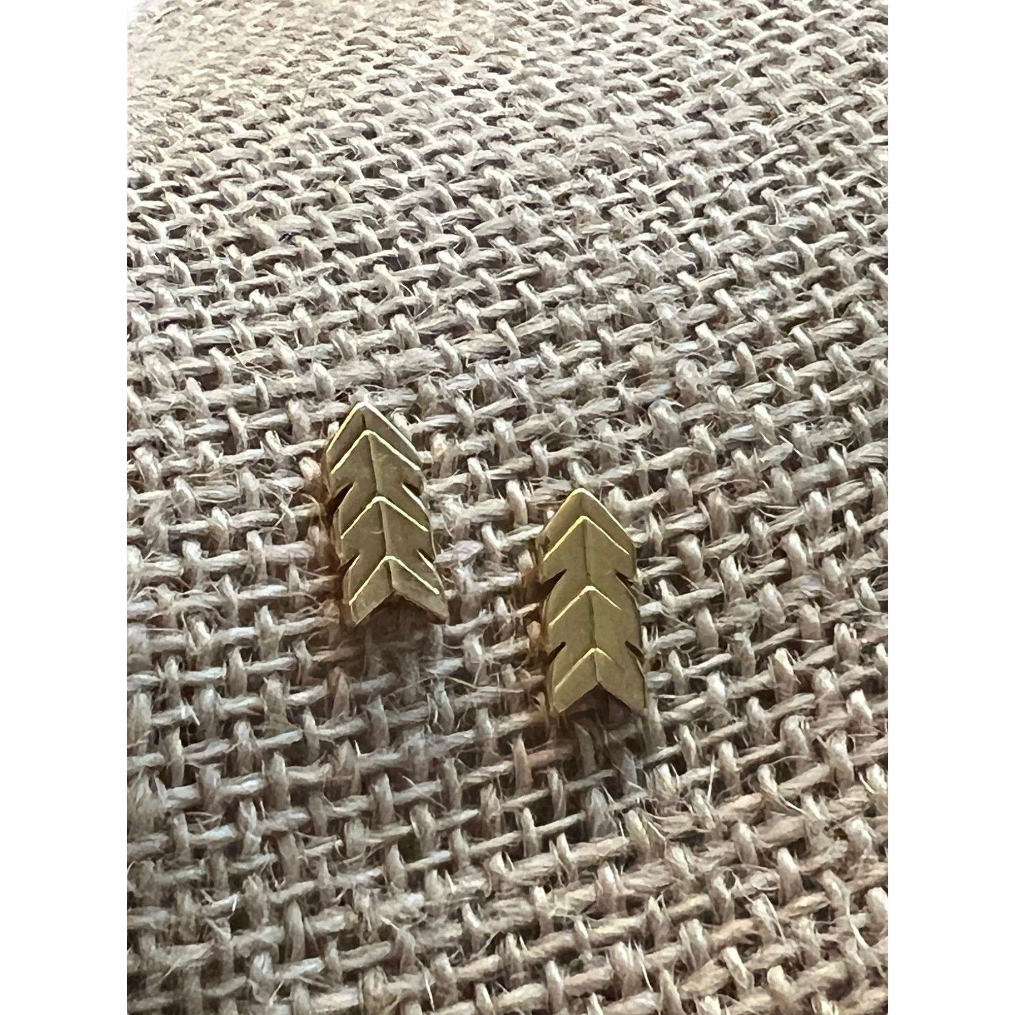 Other Arrow Gold Tone Stud Pierced Earrings Signed gg .5" Size ONE SIZE - 1 Thumbnail