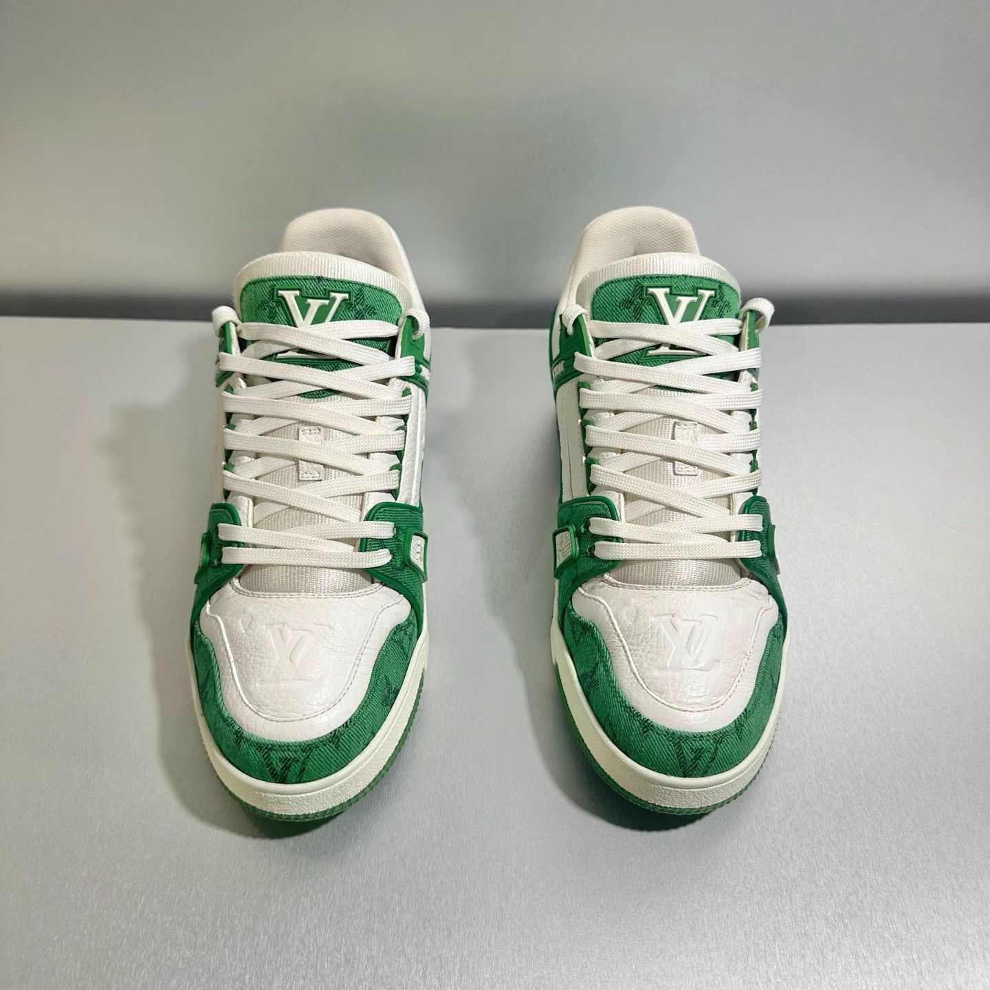 Louis Vuitton Louis Vuitton Trainer White Green 6/40 Worn once Size US 7 / EU 40 - 2 Thumbnail
