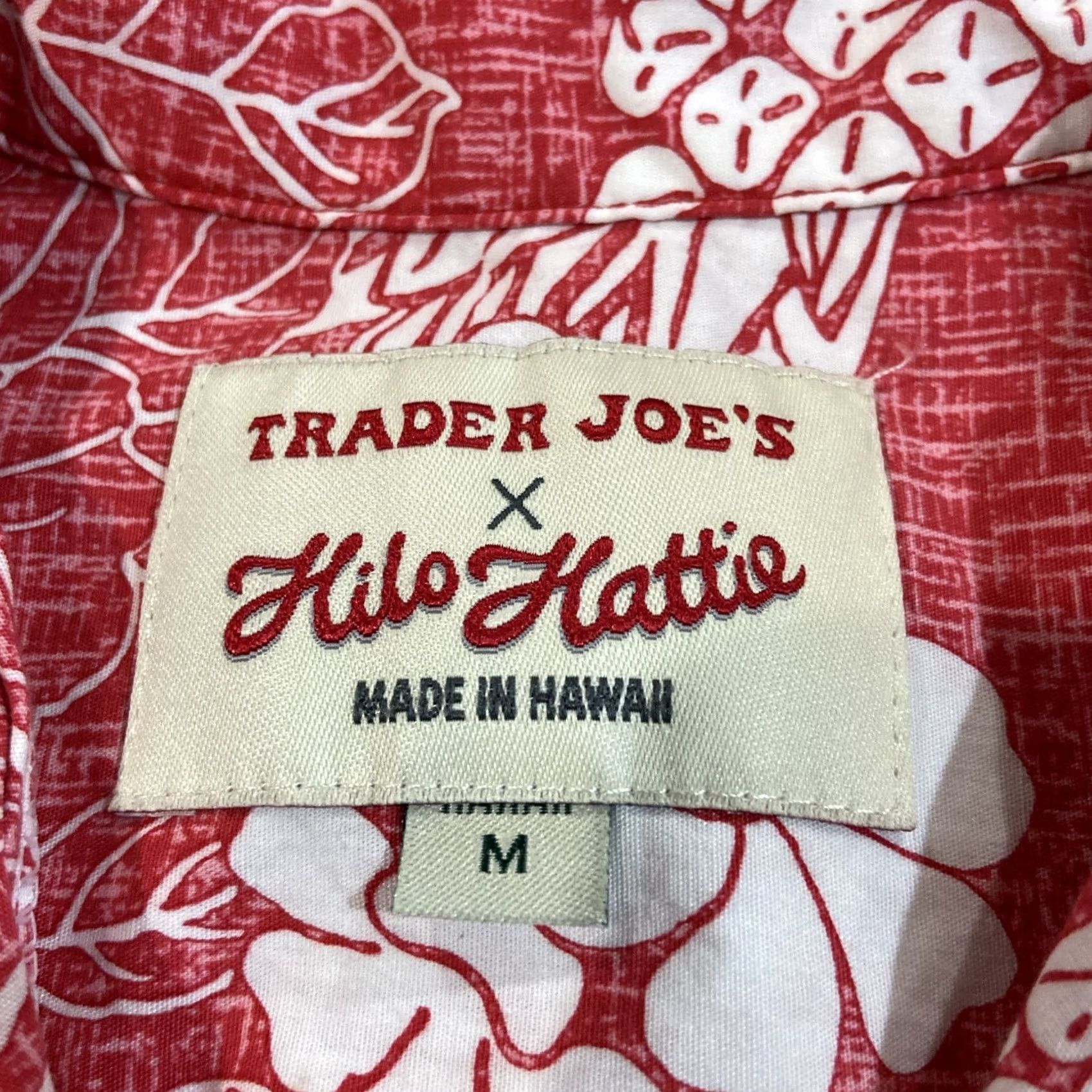 Hilo Hattie Hilo Hattie x Trader Joes Collab Hawaiian Camp Shirt M Red Pineapple Pattern Men's Short Sleeve Button-Up Shirt Size US M / EU 48-50 / 2 - 3 Thumbnail