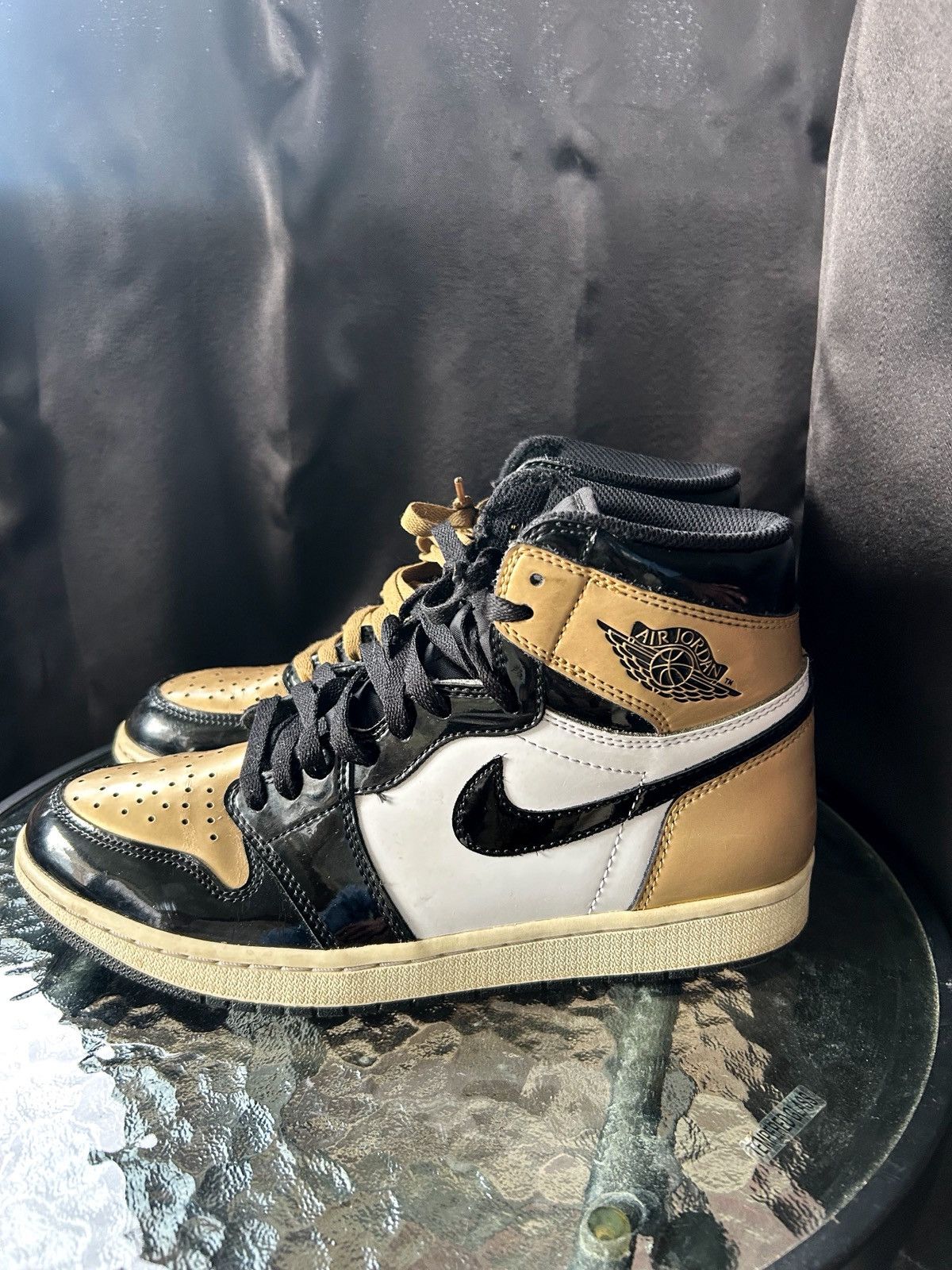 Jordan Brand 2018 Jordan 1 Gold Toe Size US 9.5 / EU 42-43 - 2 Thumbnail