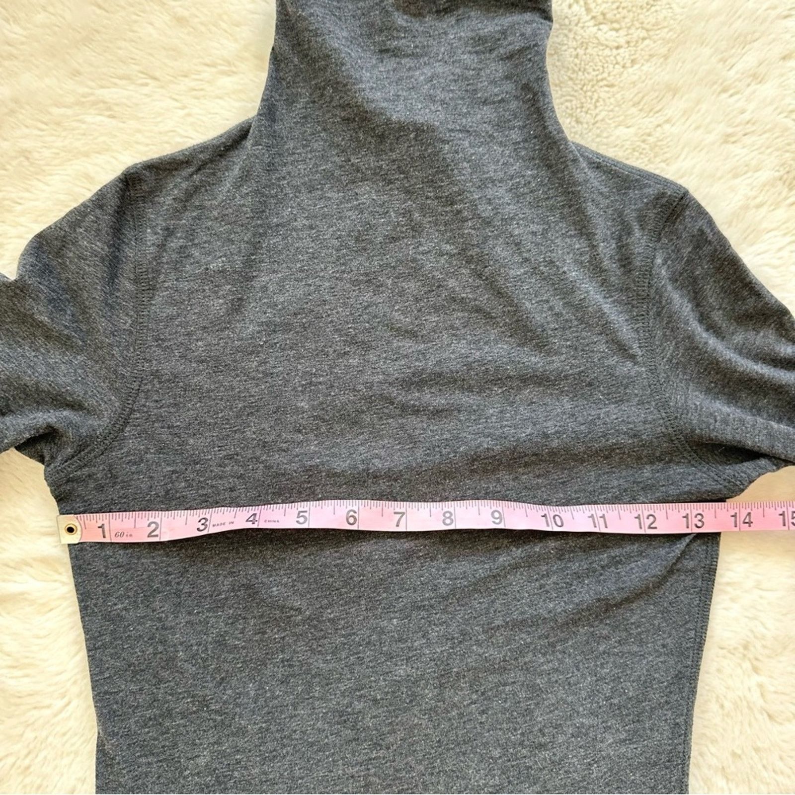 Vince women turtleneck top size XS