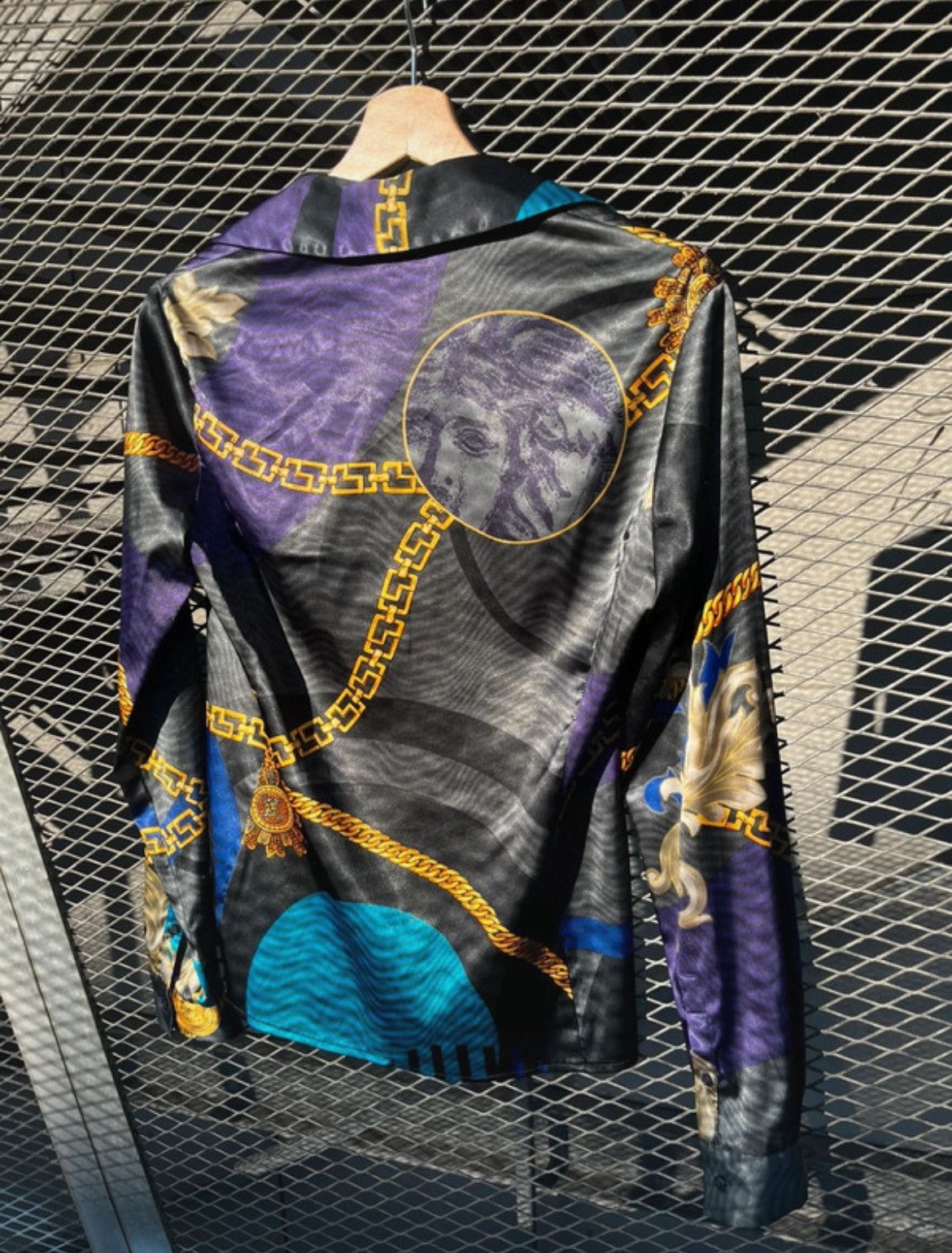 Versace Jeans Couture Vintage Versace Baroque Gold Chain Logo Abstract Silk Shirt Size M / US 6-8 / IT 42-44 - 6 Thumbnail