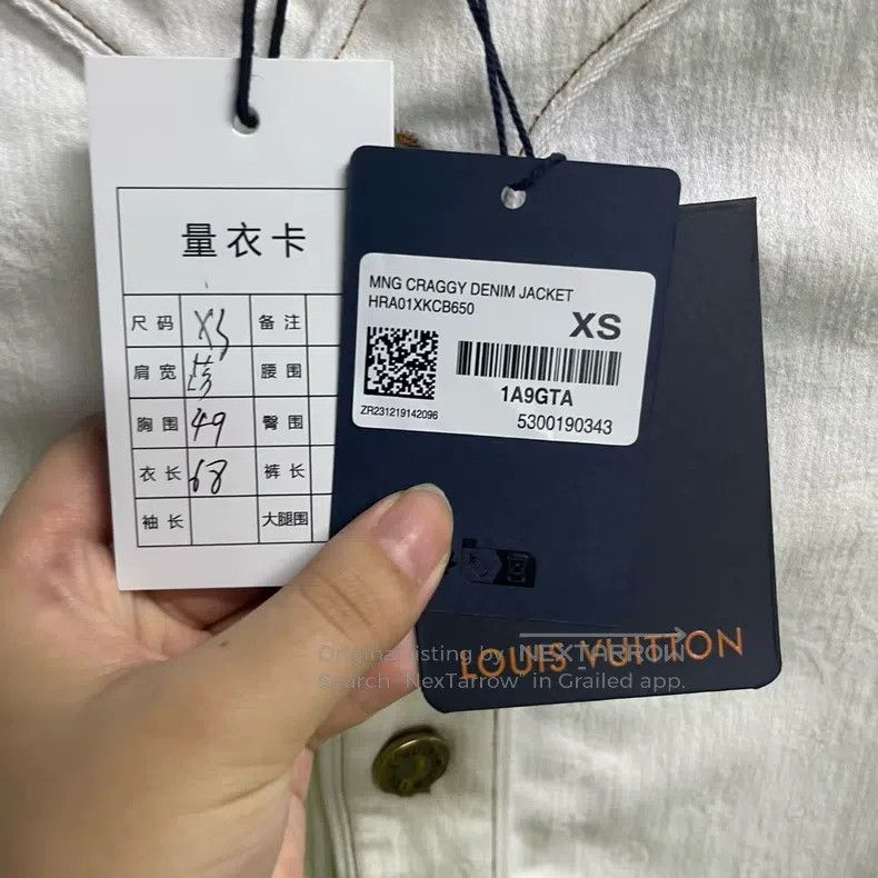 Louis Vuitton Louis Vuitton White Solid Embossed Single Breasted Short S Size US XS / EU 42 / 0 - 4 Thumbnail