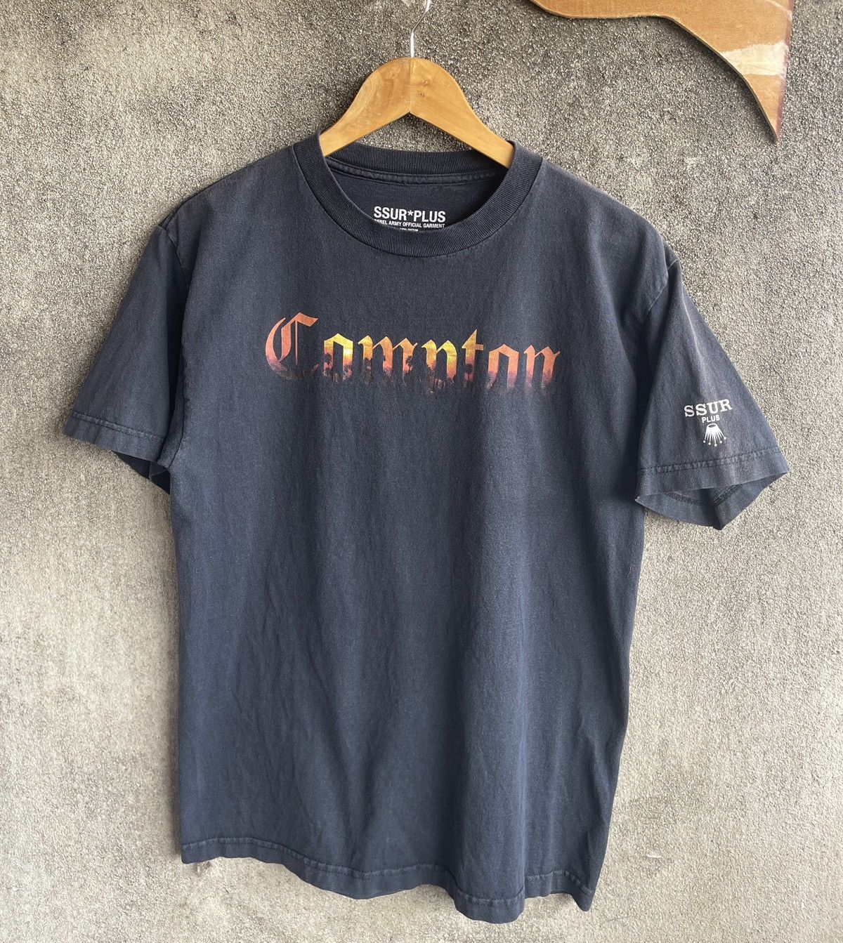 SSUR Sun Faded 🔥SSUR*PLUS🔥Compton Faded Black Tshirt Size US M / EU 48-50 / 2 - 1 Thumbnail