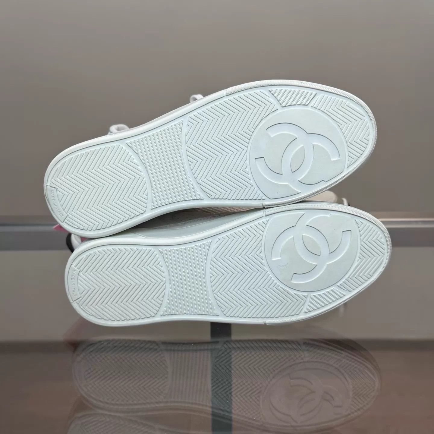 Chanel Chanel 23A CC logo white sneakers EU36.5 99 Size US 6 / IT 36 - 7 Thumbnail